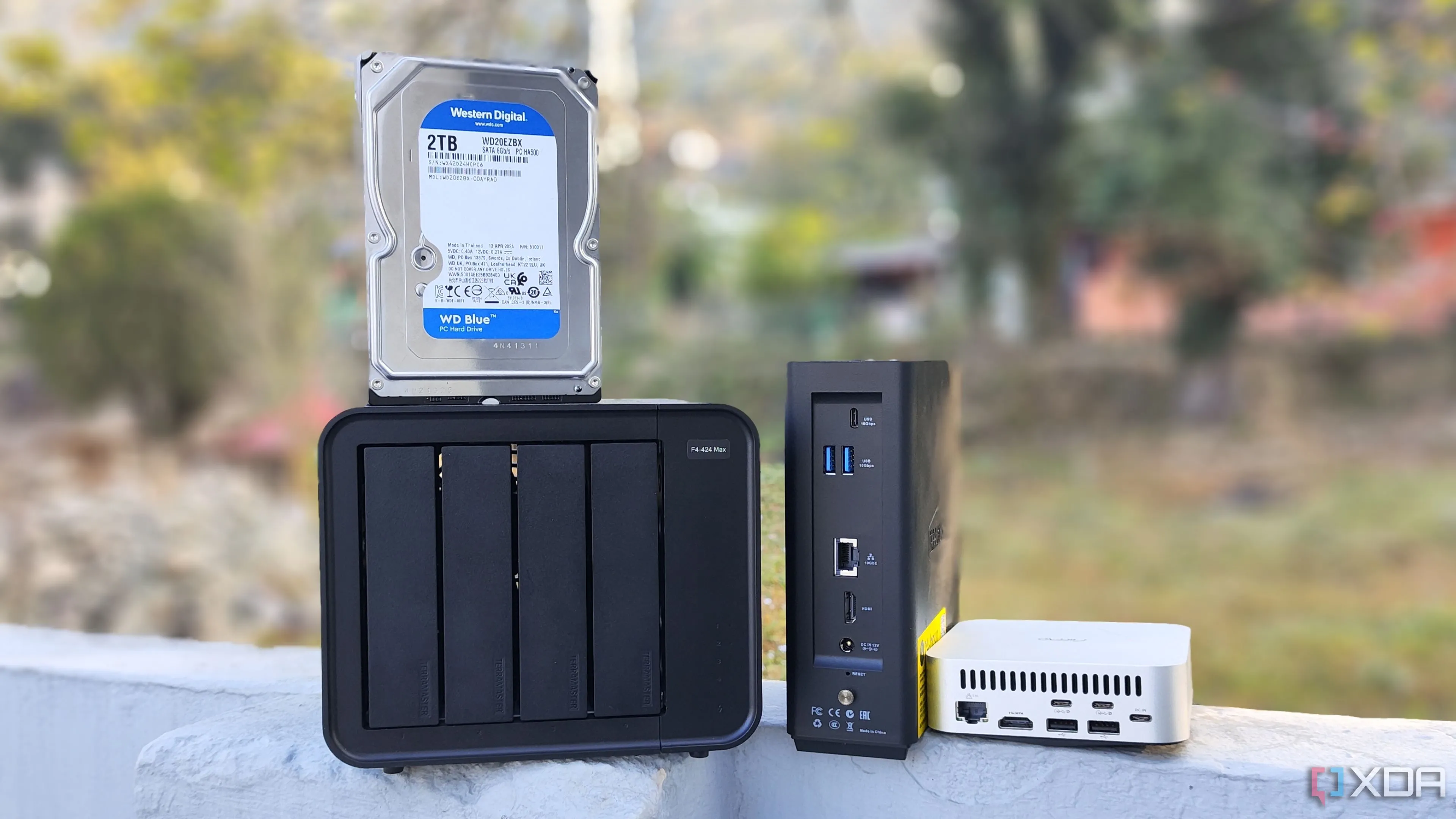 Nhiều thiết bị lưu trữ mạng NAS (TerraMaster F4-424 Max, F8 SSD Plus, Aiffro K100) đặt cạnh nhau