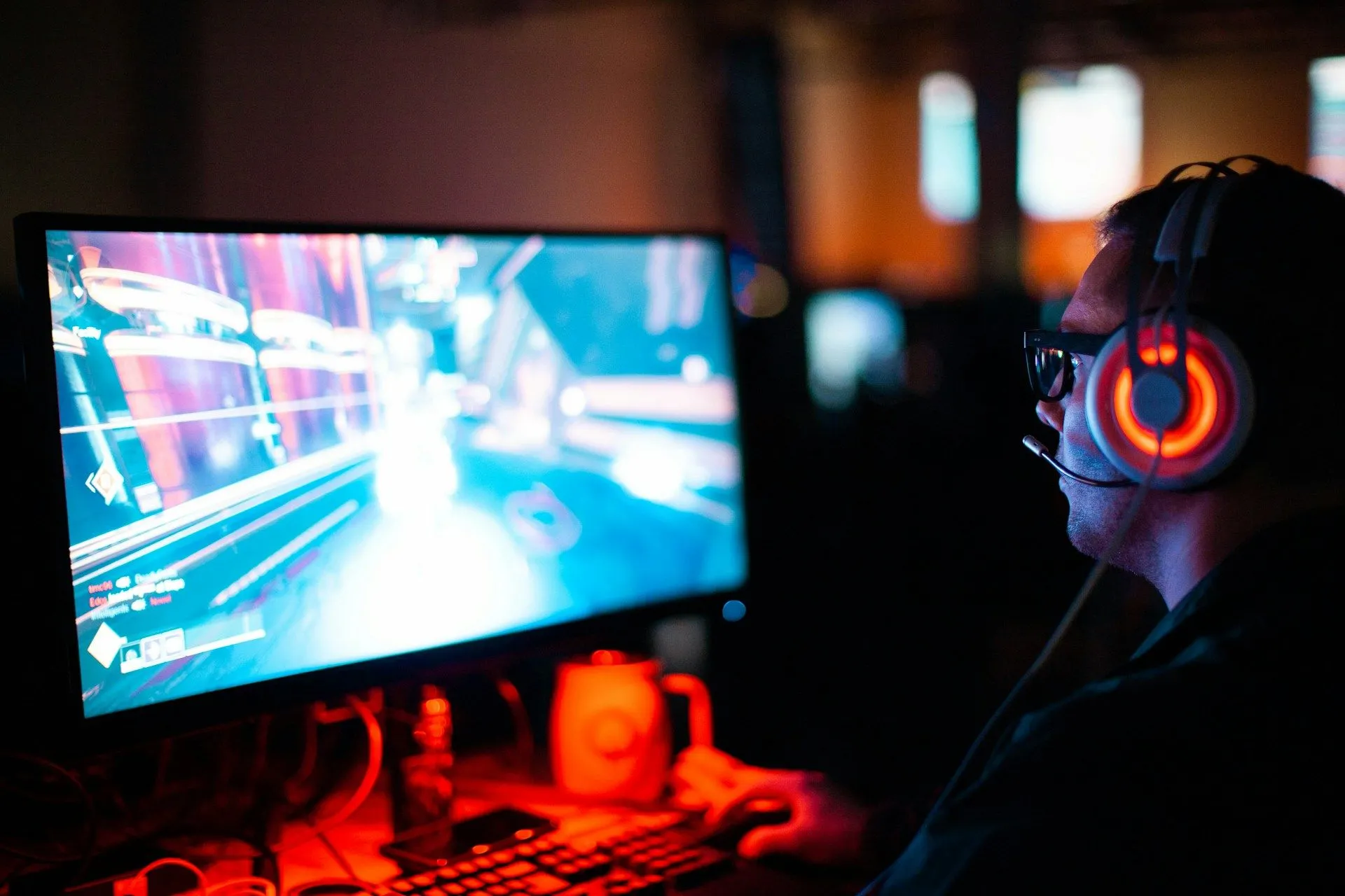 Những người bạn đang tận hưởng buổi tiệc LAN party với kết nối mạng ổn định