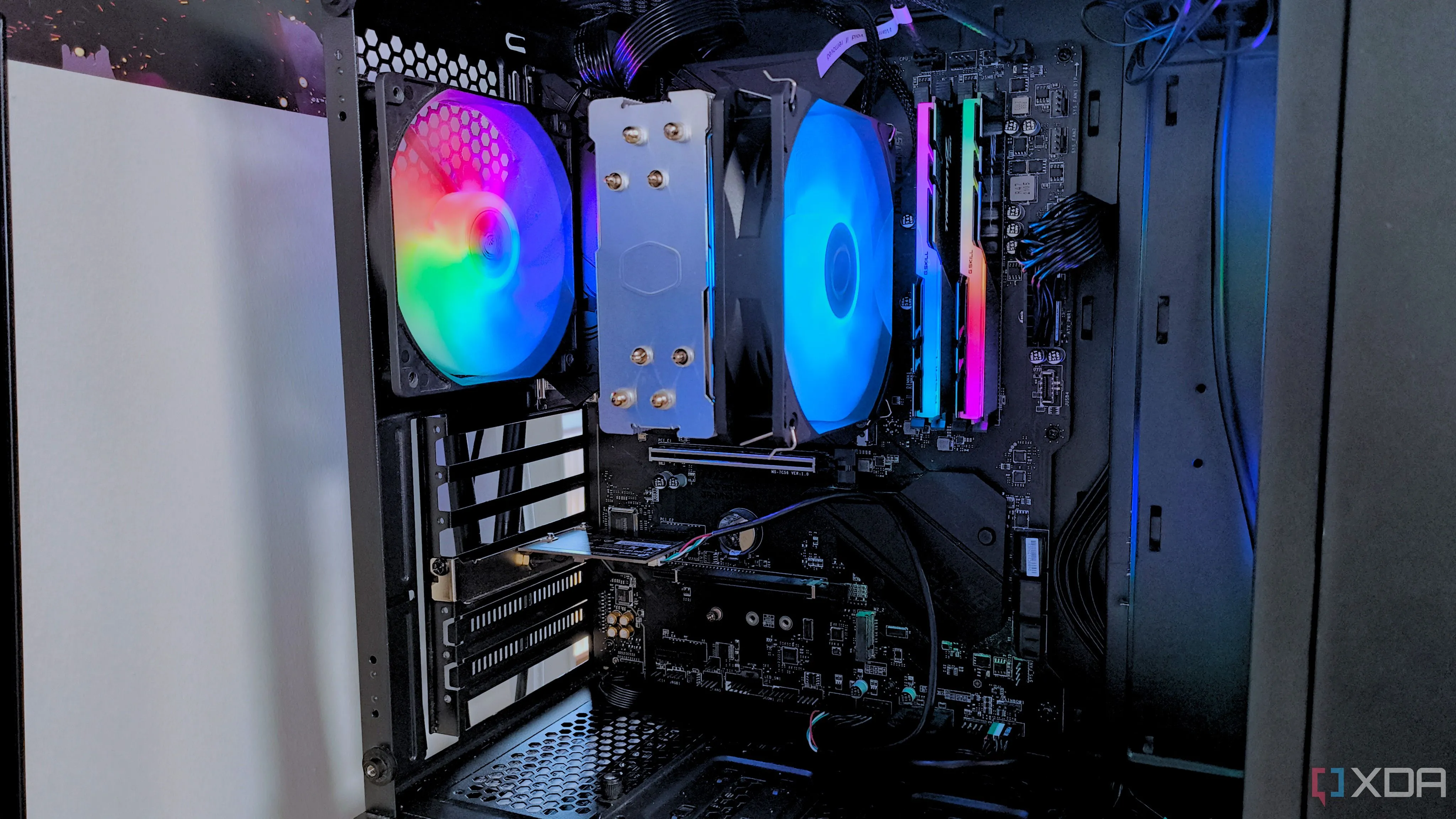 Nội thất bên trong case của chiếc PC chơi game chạy SteamOS với hệ thống quạt RGB