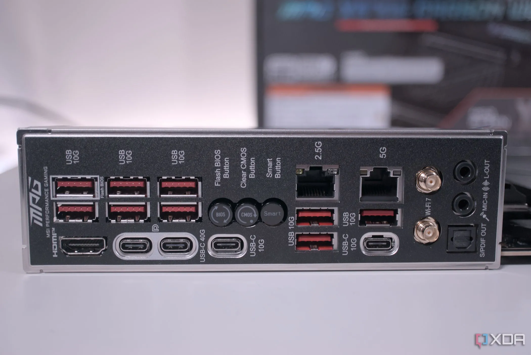 Nút BIOS Flashback và các cổng I/O phía sau bo mạch chủ MSI MPG X870E Carbon WiFi