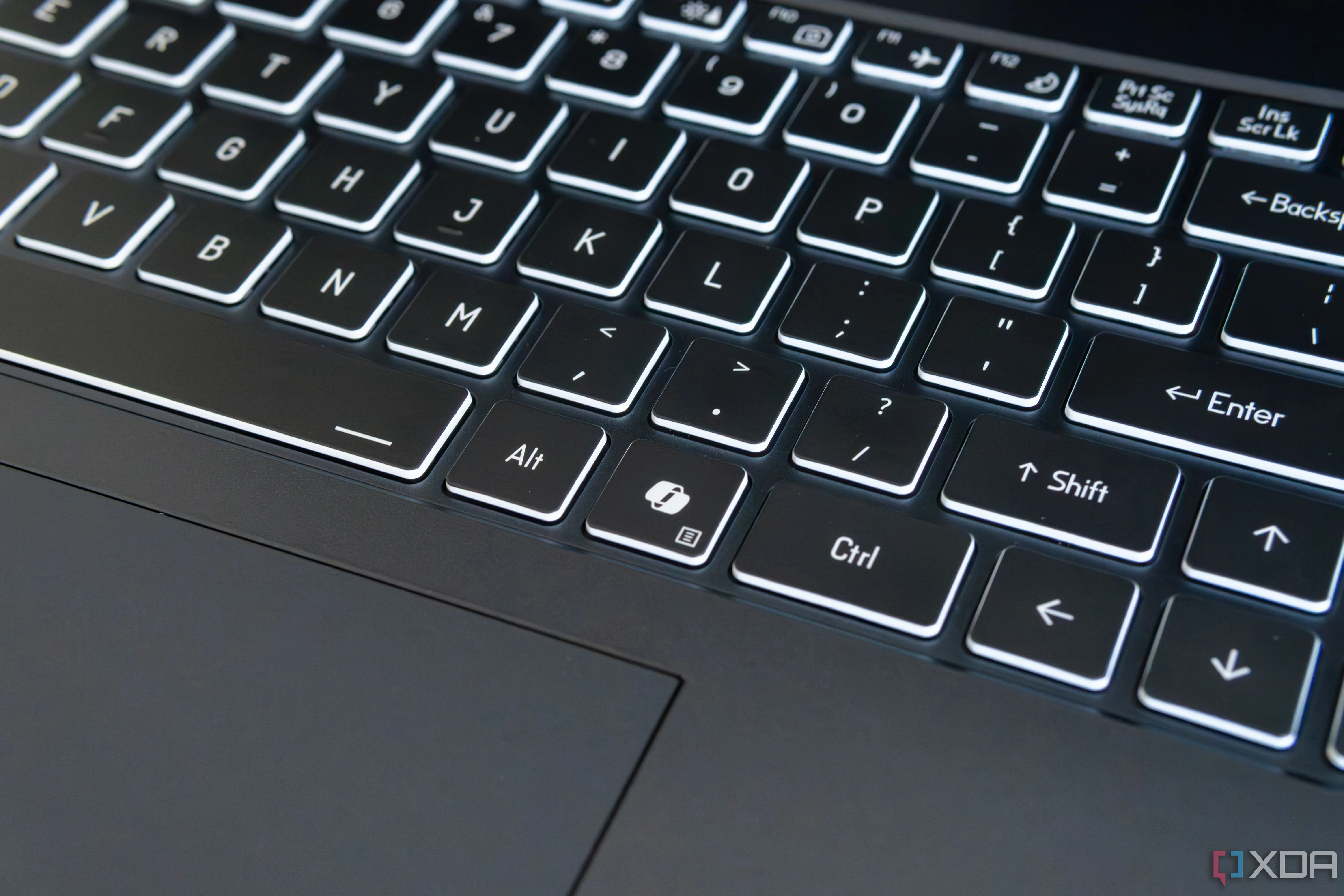 Nút Copilot trên bàn phím Maingear ML-16, biểu tượng cho trợ lý AI mới của Microsoft