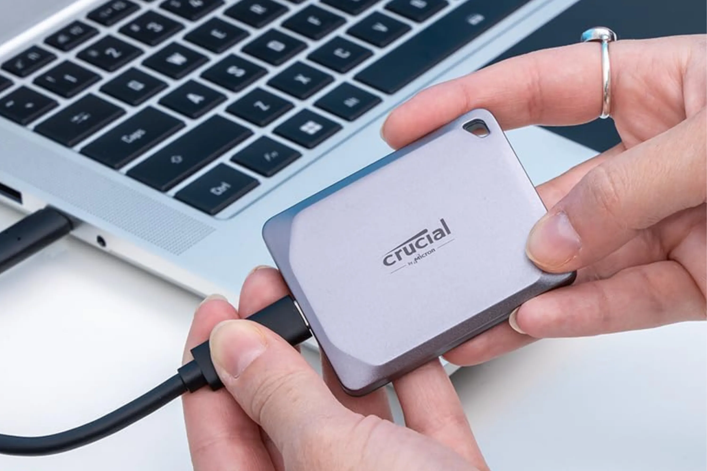 Ổ cứng Crucial X9 Pro SSD 4TB trong lòng bàn tay minh họa tính di động và kích thước nhỏ gọn