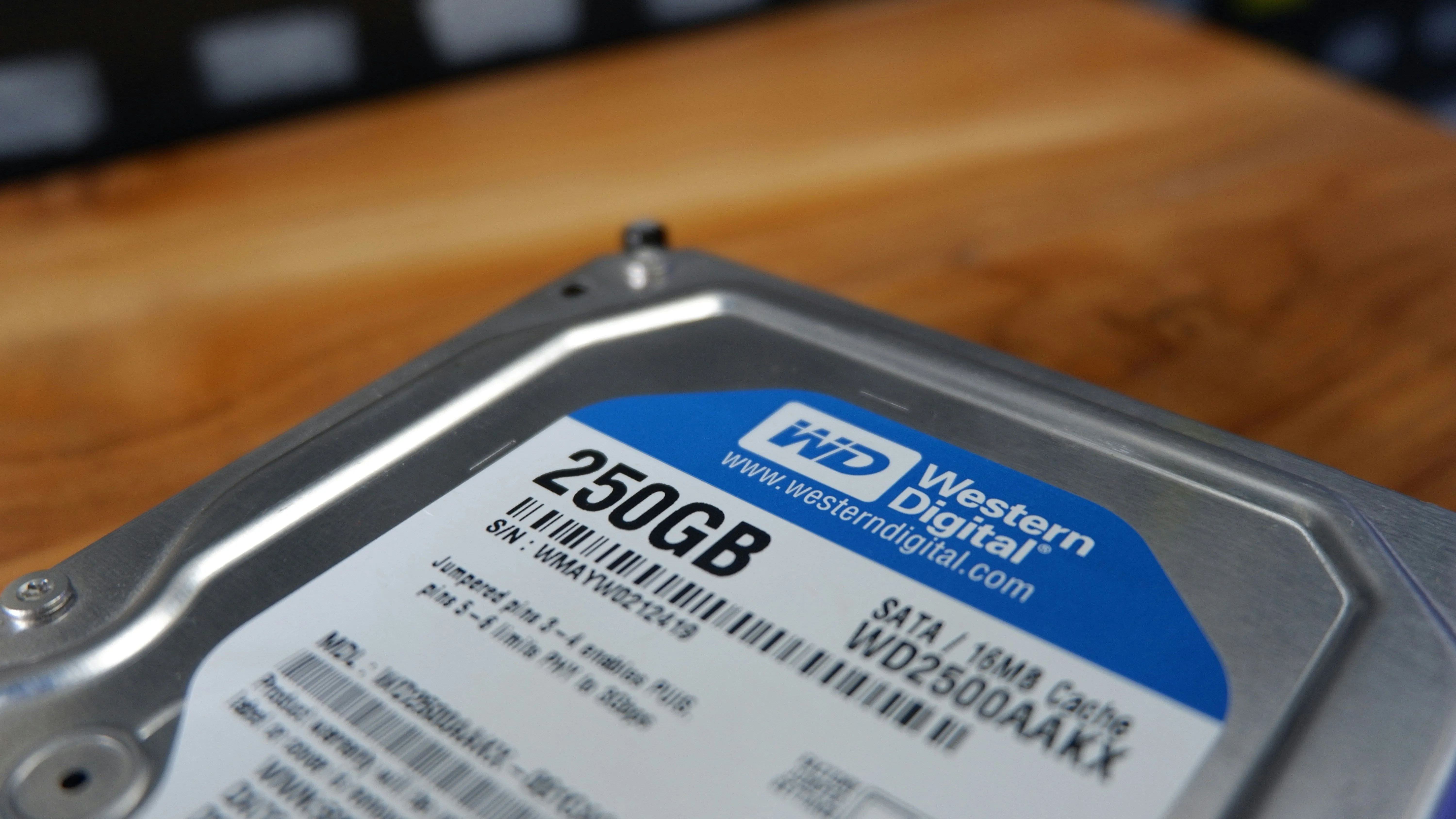 Ổ cứng HDD với nhãn dán, minh họa phân vùng logic Btrfs