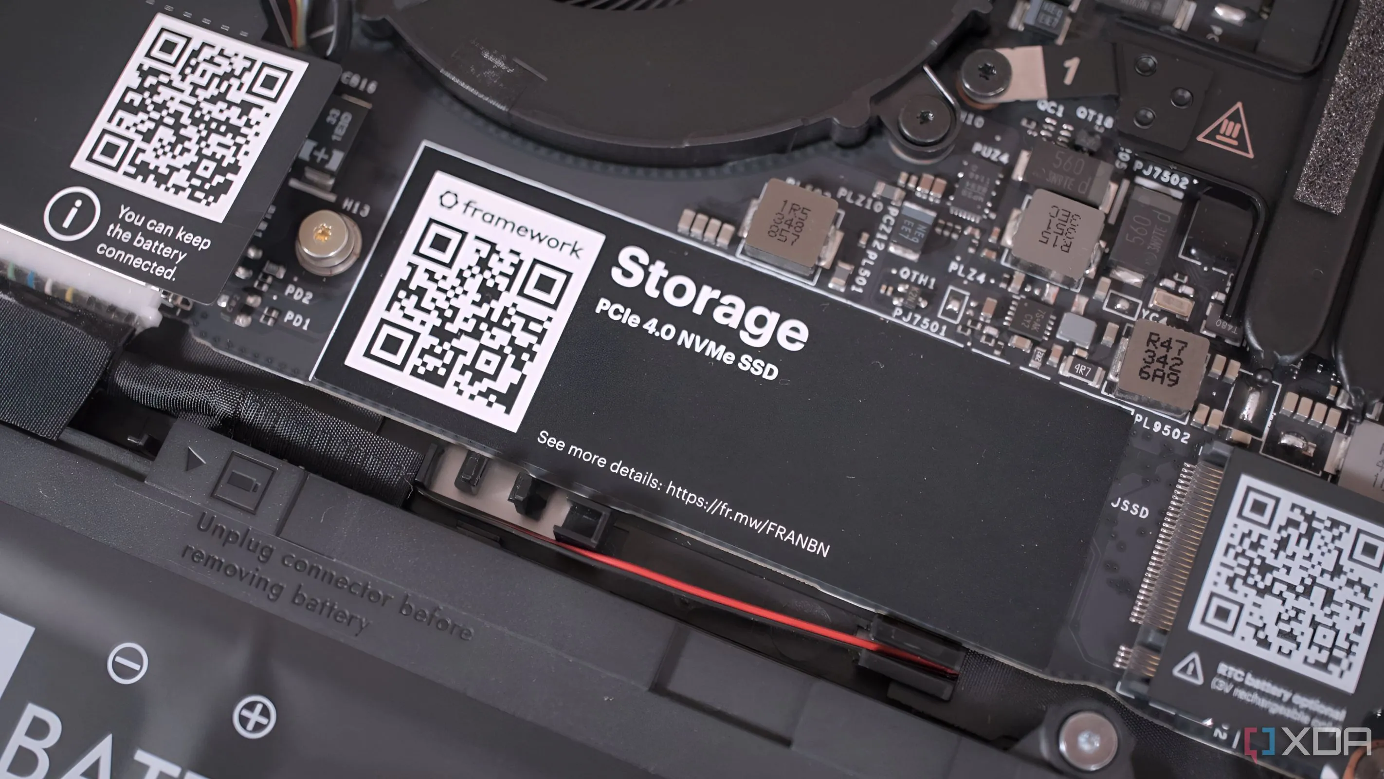 Ổ cứng NVMe PCIe Gen4 được lắp đặt trong máy tính xách tay Framework, minh họa khả năng nâng cấp lưu trữ cho laptop với SSD M.2.