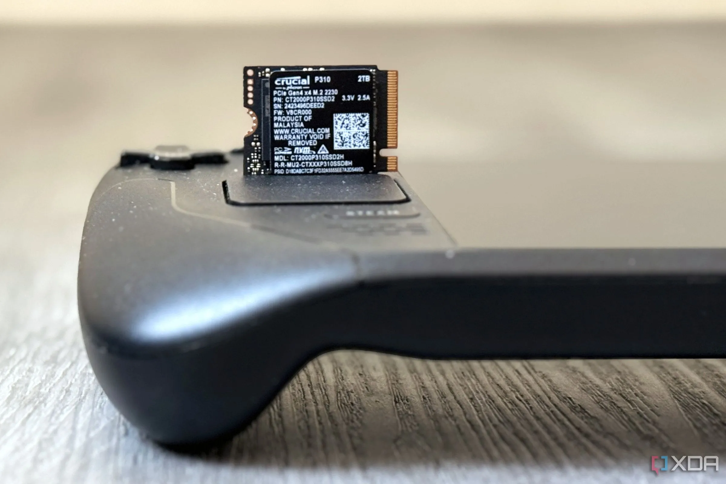 Ổ cứng SSD Crucial P310 được gắn vào Steam Deck, thể hiện khả năng nâng cấp và tùy chỉnh phần cứng của thiết bị