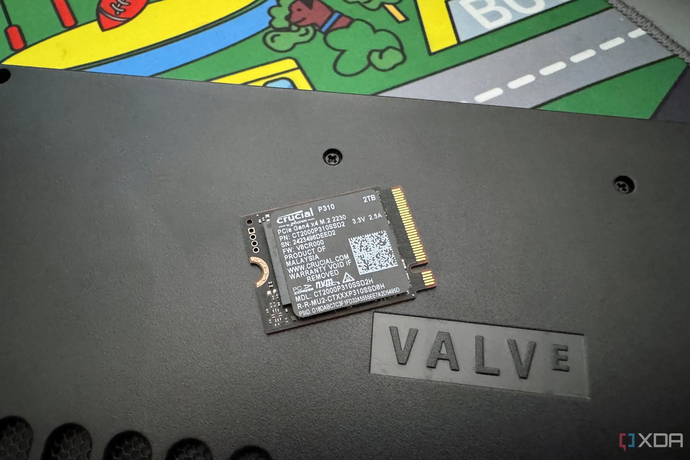 Ổ cứng SSD Crucial P310 trên máy chơi game Steam Deck minh họa cho dòng sản phẩm SSD hiệu suất cao của Crucial