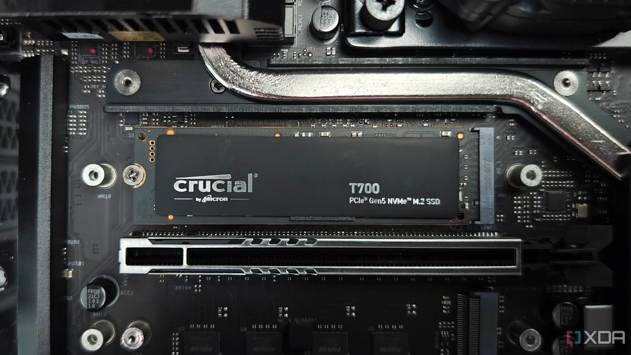 Ổ cứng SSD Crucial T700 được lắp đặt trên bo mạch chủ, minh họa hiệu suất khi phân vùng SSD