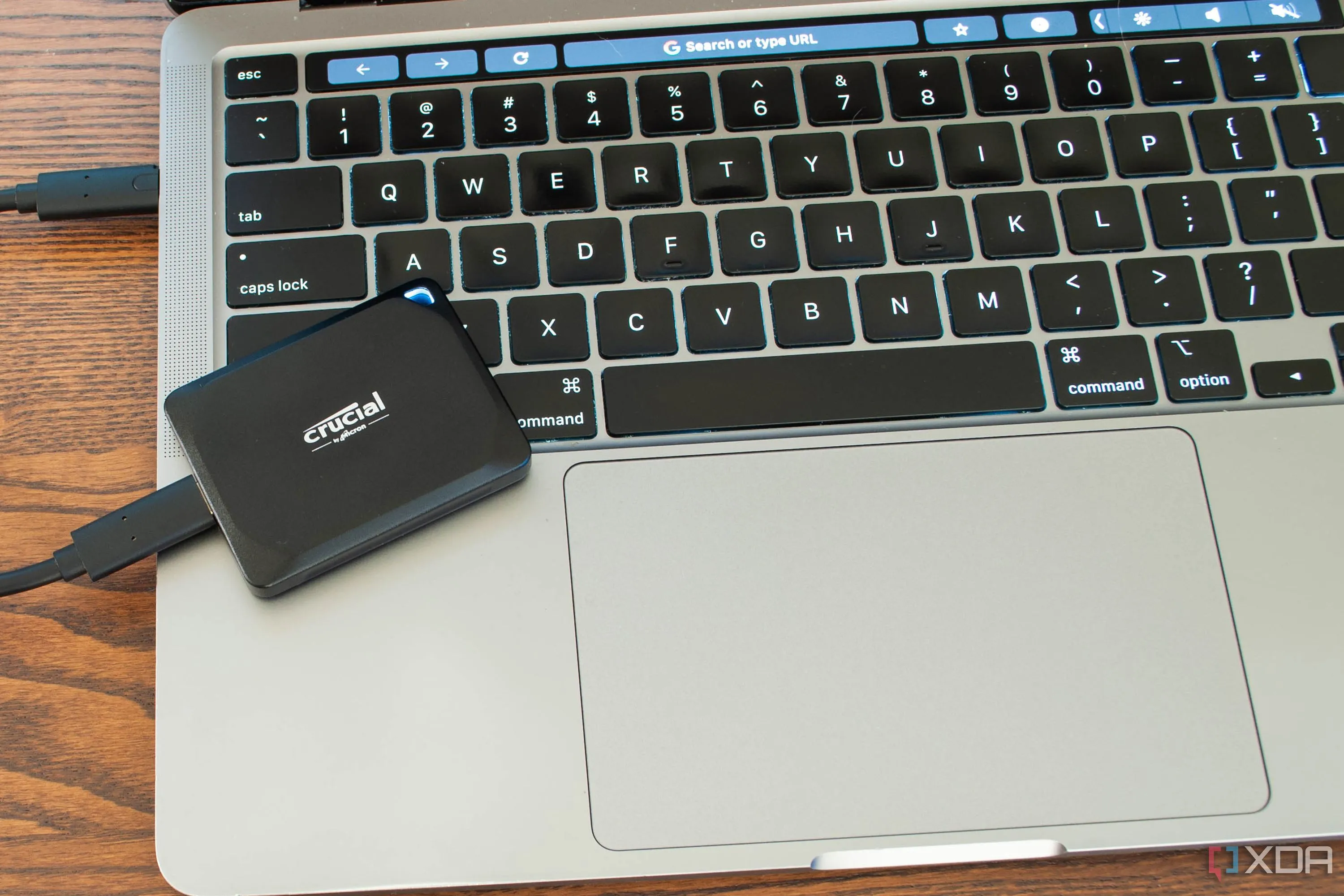 Ổ cứng SSD di động Crucial X10 Pro kết nối với laptop, hỗ trợ năng suất đa thiết bị
