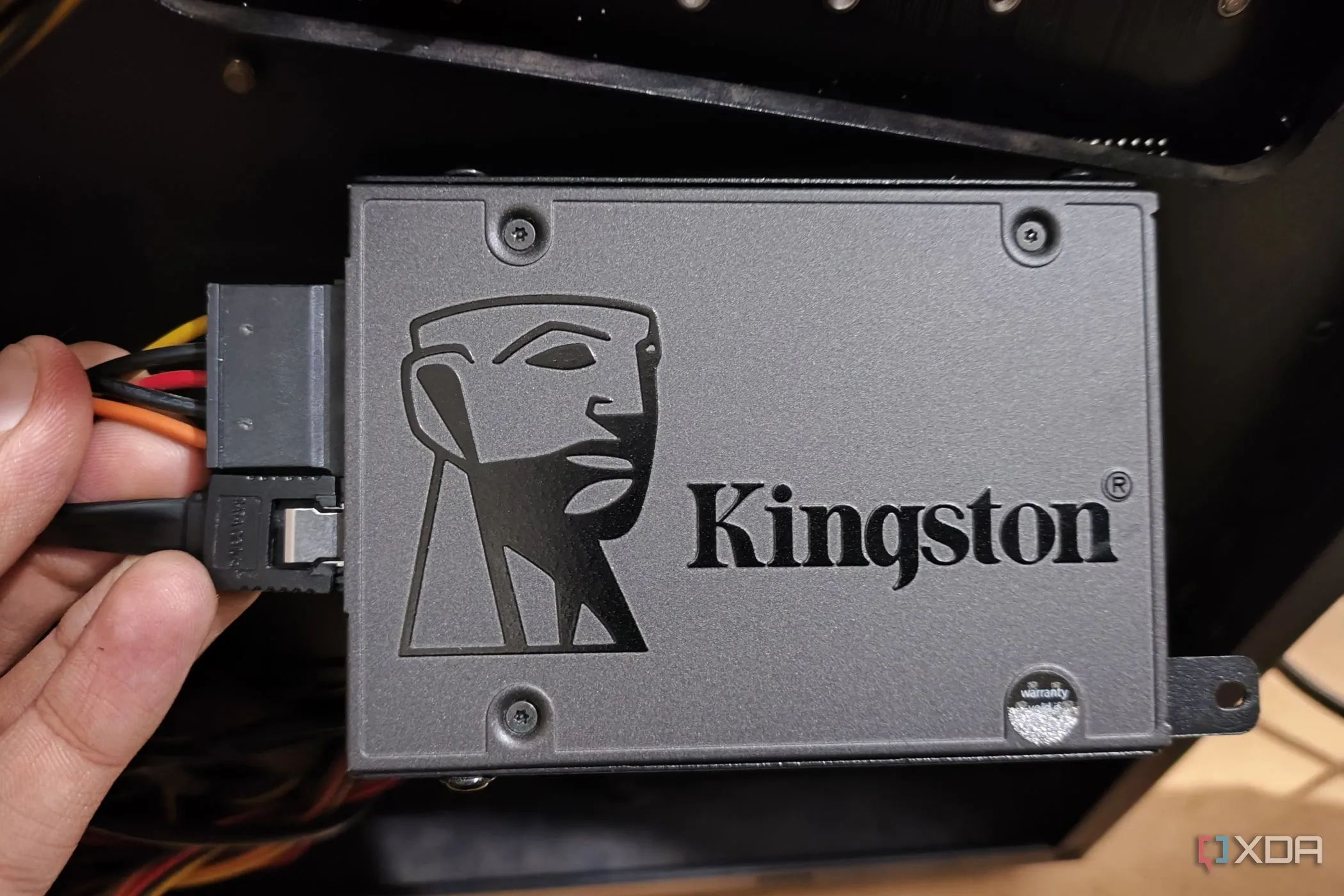 Ổ cứng SSD được cắm cáp SATA, minh họa tầm quan trọng của SSD trong máy tính