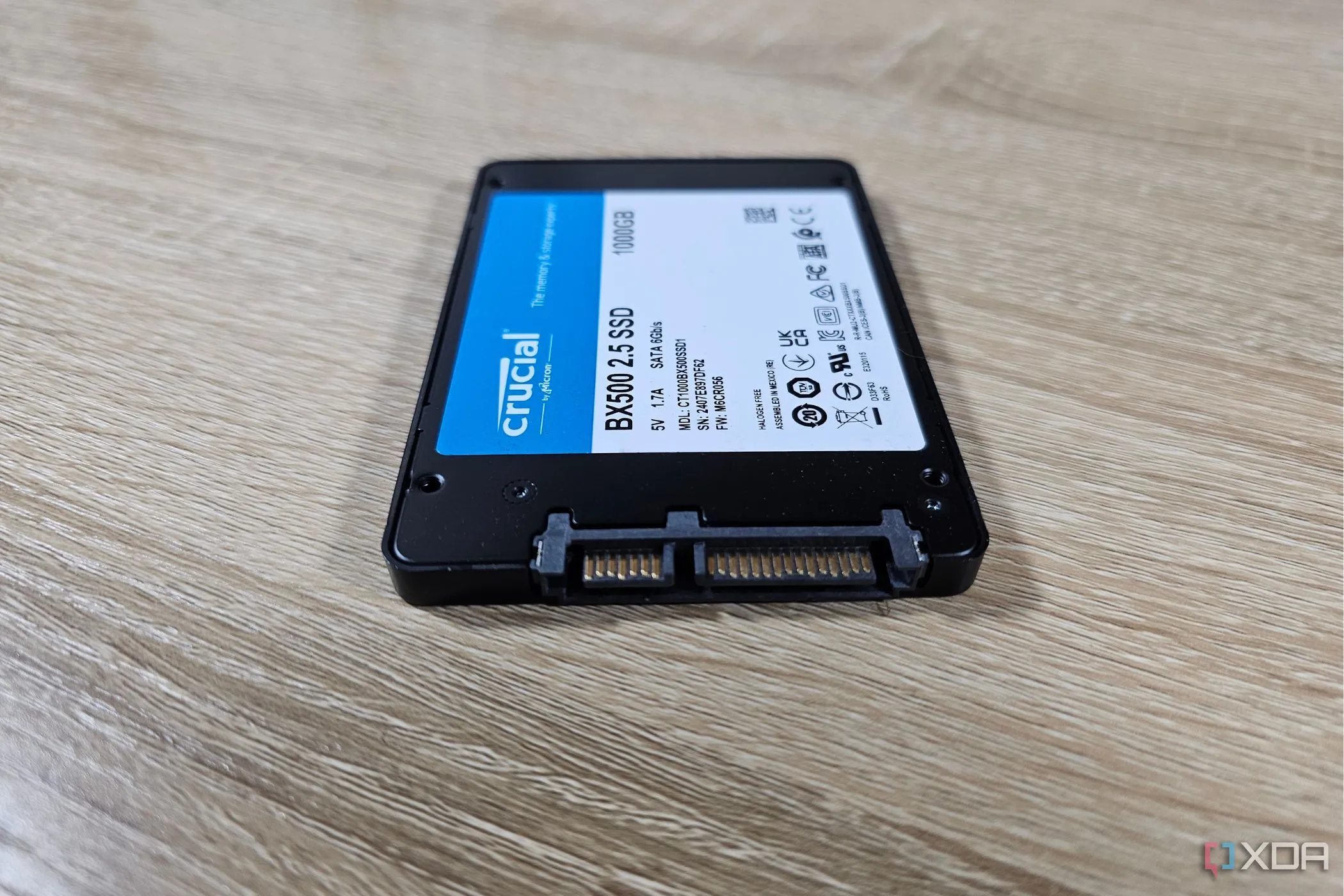 Ổ cứng SSD M.2 Crucial trên bàn, minh họa công nghệ lưu trữ hiện đại