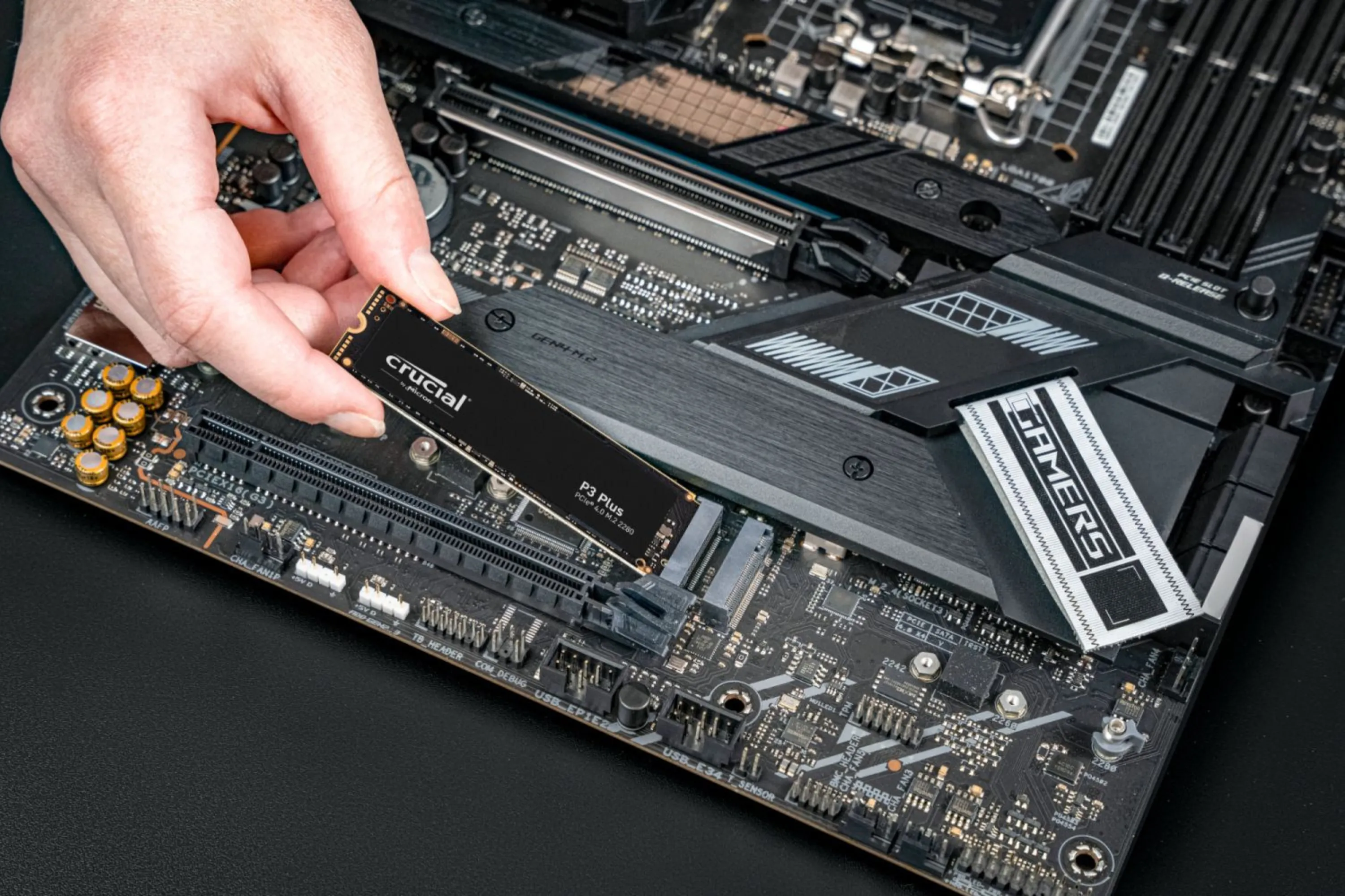 Ổ cứng SSD NVMe Crucial P3 Plus PCIe M.2 2280 đang được lắp đặt vào khe M.2 trên bo mạch chủ