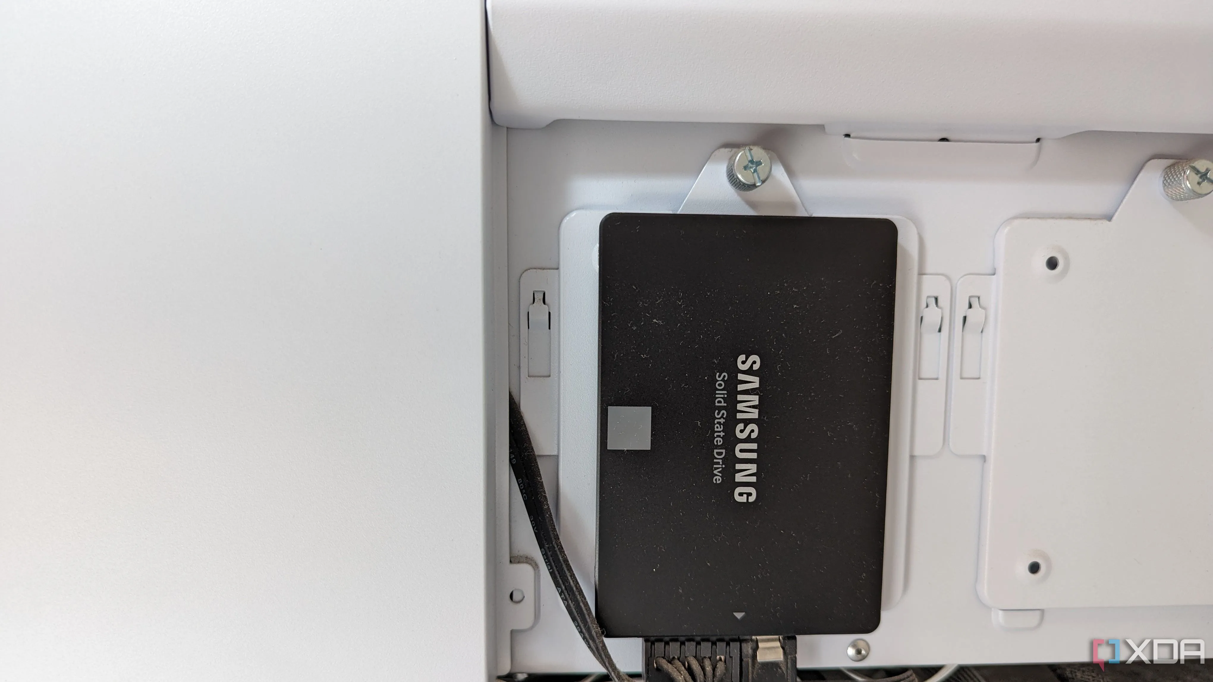 Ổ cứng SSD Samsung 860 EVO 250GB SATA màu đen được lắp đặt trong case PC màu trắng, đại diện cho quyết định nâng cấp SSD vội vàng.