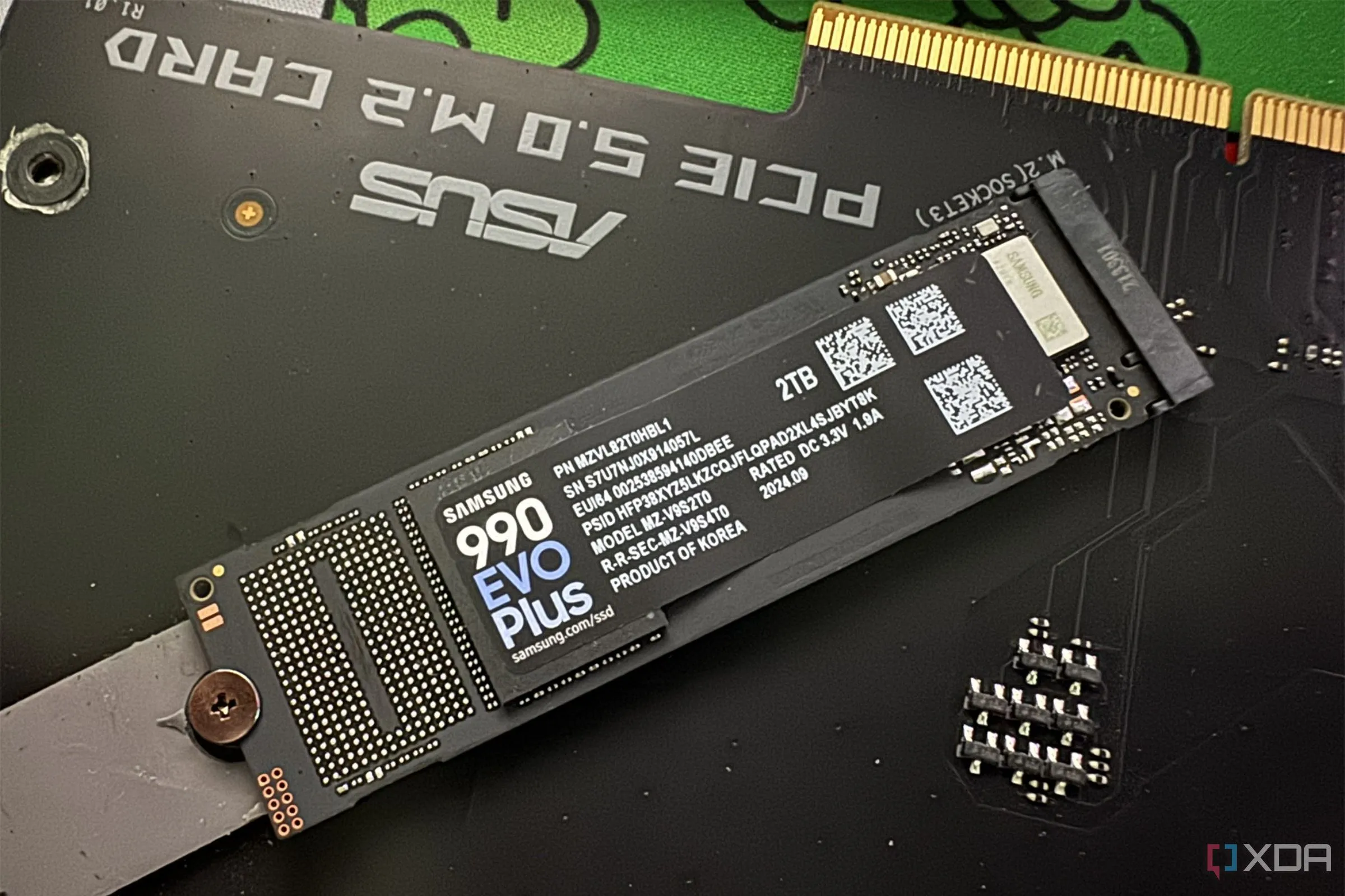 Ổ cứng SSD Samsung 990 Evo Plus M.2 được gắn vào một thẻ mở rộng PCIe, minh họa cách hoạt động của giải pháp lưu trữ này.