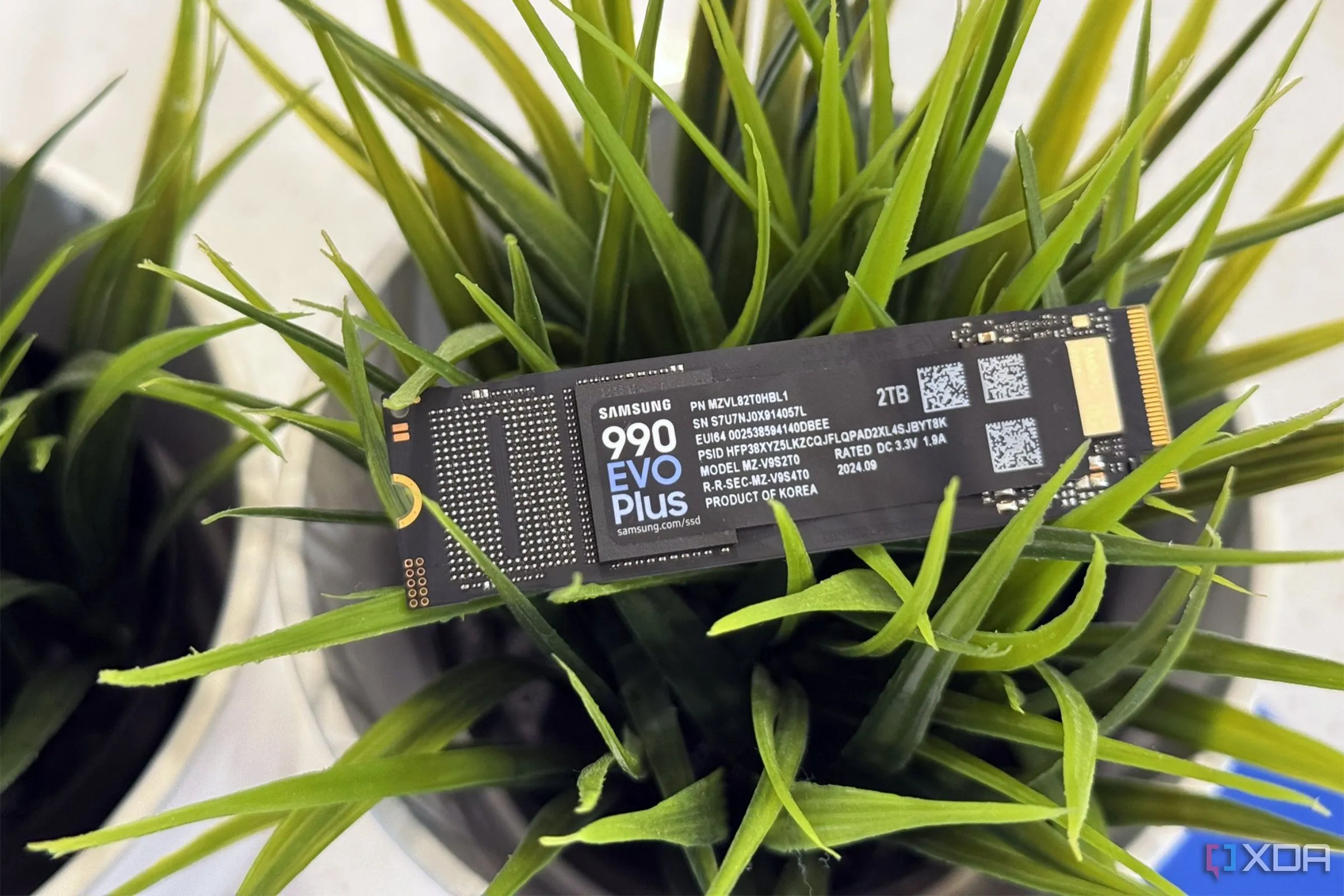Ổ cứng SSD Samsung 990 EVO Plus, thể hiện sự tin cậy của các thương hiệu SSD uy tín so với SSD giá rẻ.