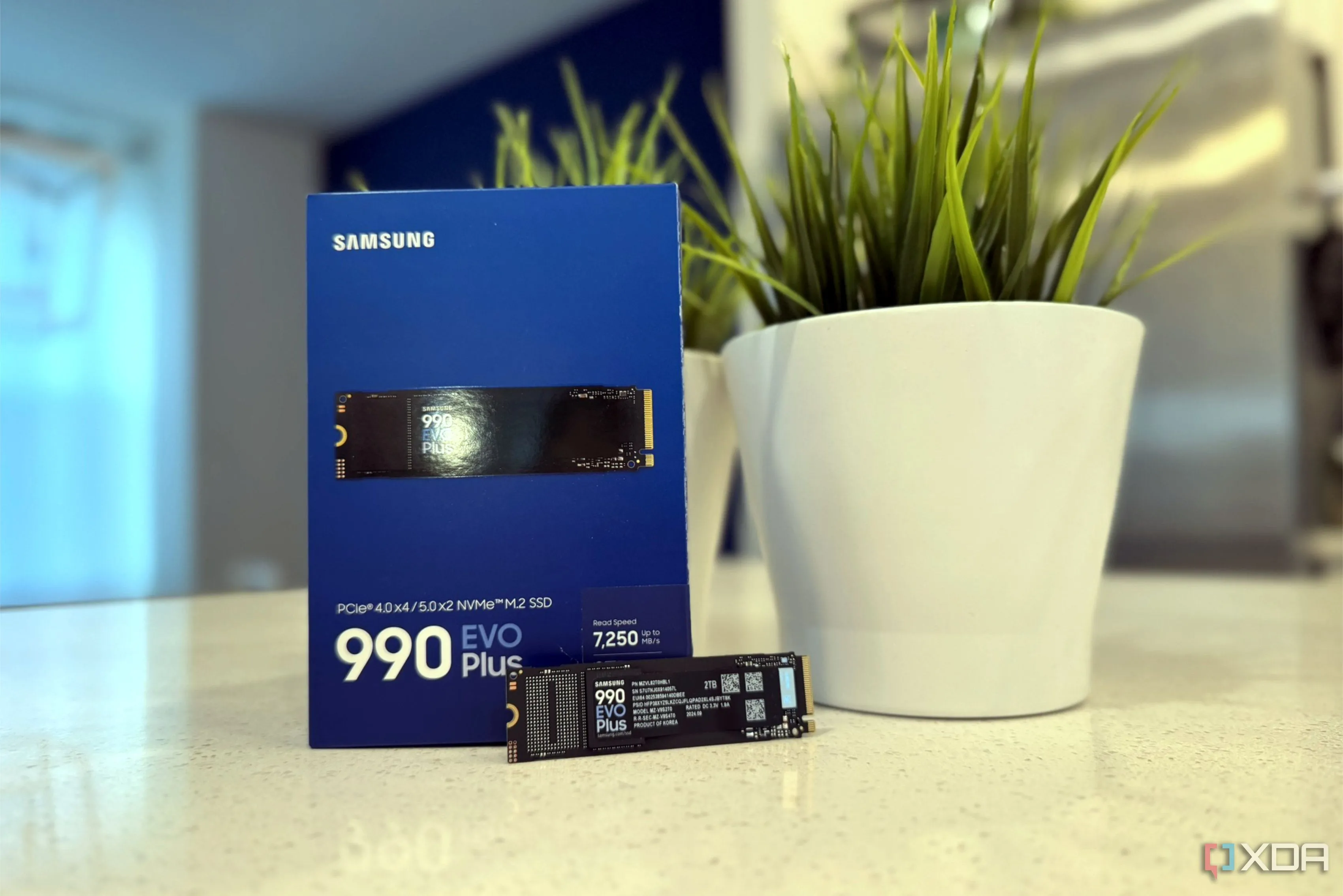 Ổ cứng SSD Samsung 990 Evo Plus và hộp, minh họa việc quản lý và bảo vệ dữ liệu trên SSD