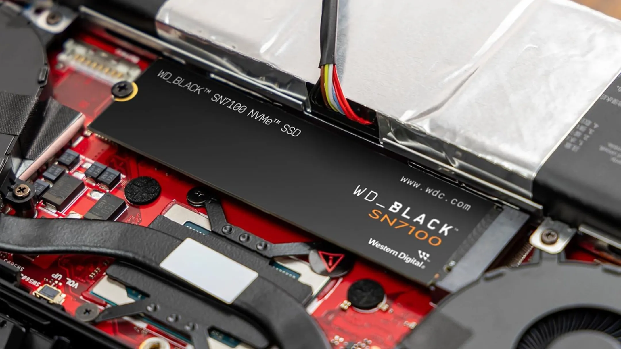 Ổ cứng SSD WD_BLACK 4TB SN7100 NVMe Gaming, biểu tượng cho công nghệ SSD giúp loại bỏ thời gian tải game trên các console thế hệ mới như PS5 và Xbox Series X.