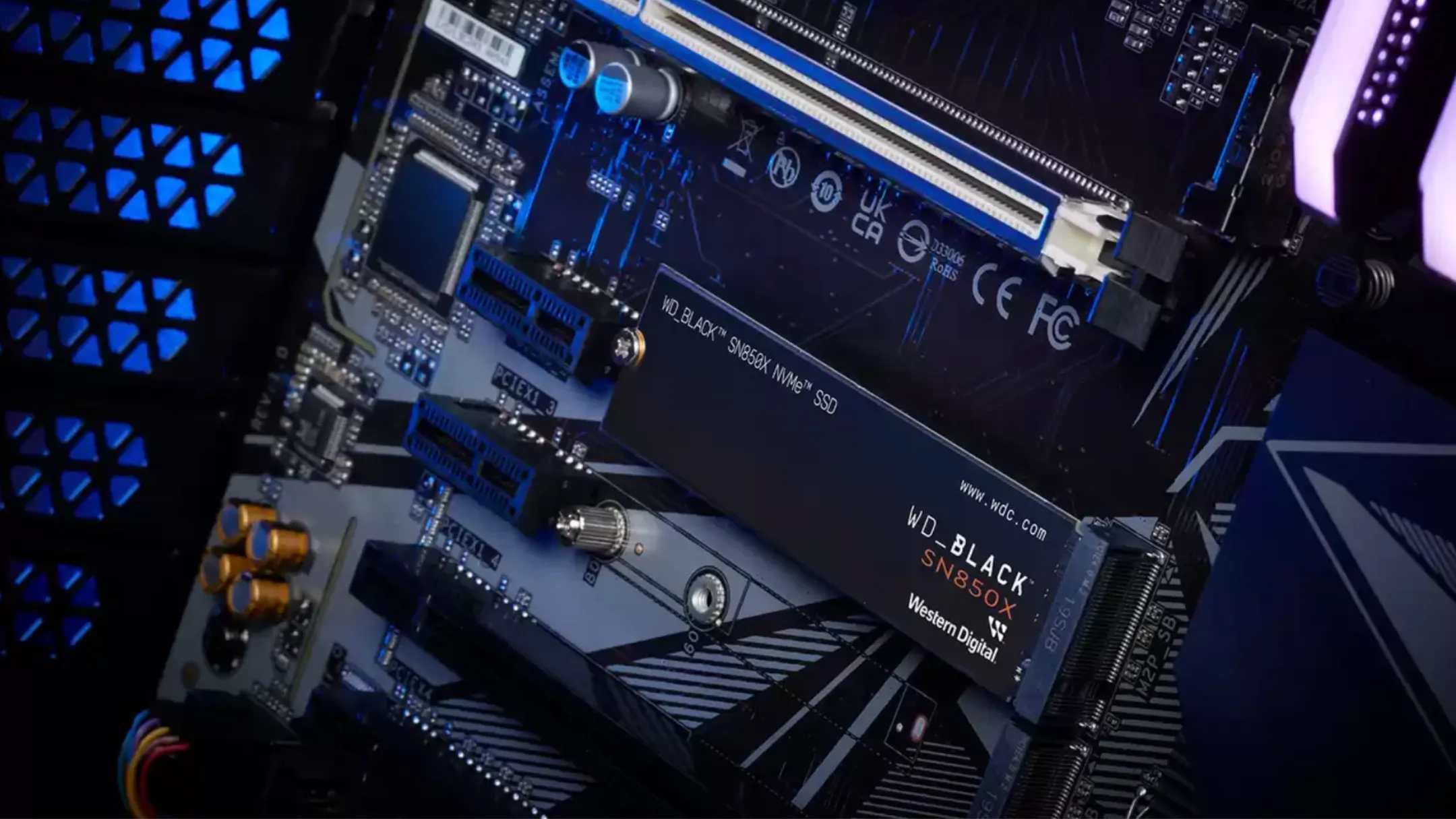 Ổ cứng WD_BLACK SN850X 8TB NVMe được lắp trên bo mạch chủ