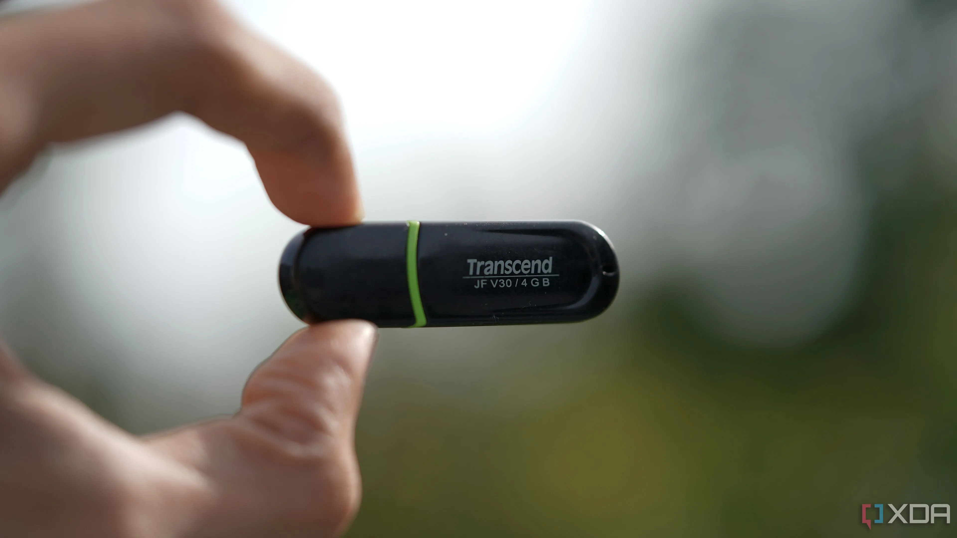 Ổ đĩa USB Transcend 4GB nhỏ gọn trong tay, đại diện cho dung lượng và giới hạn cũ của USB flash drive