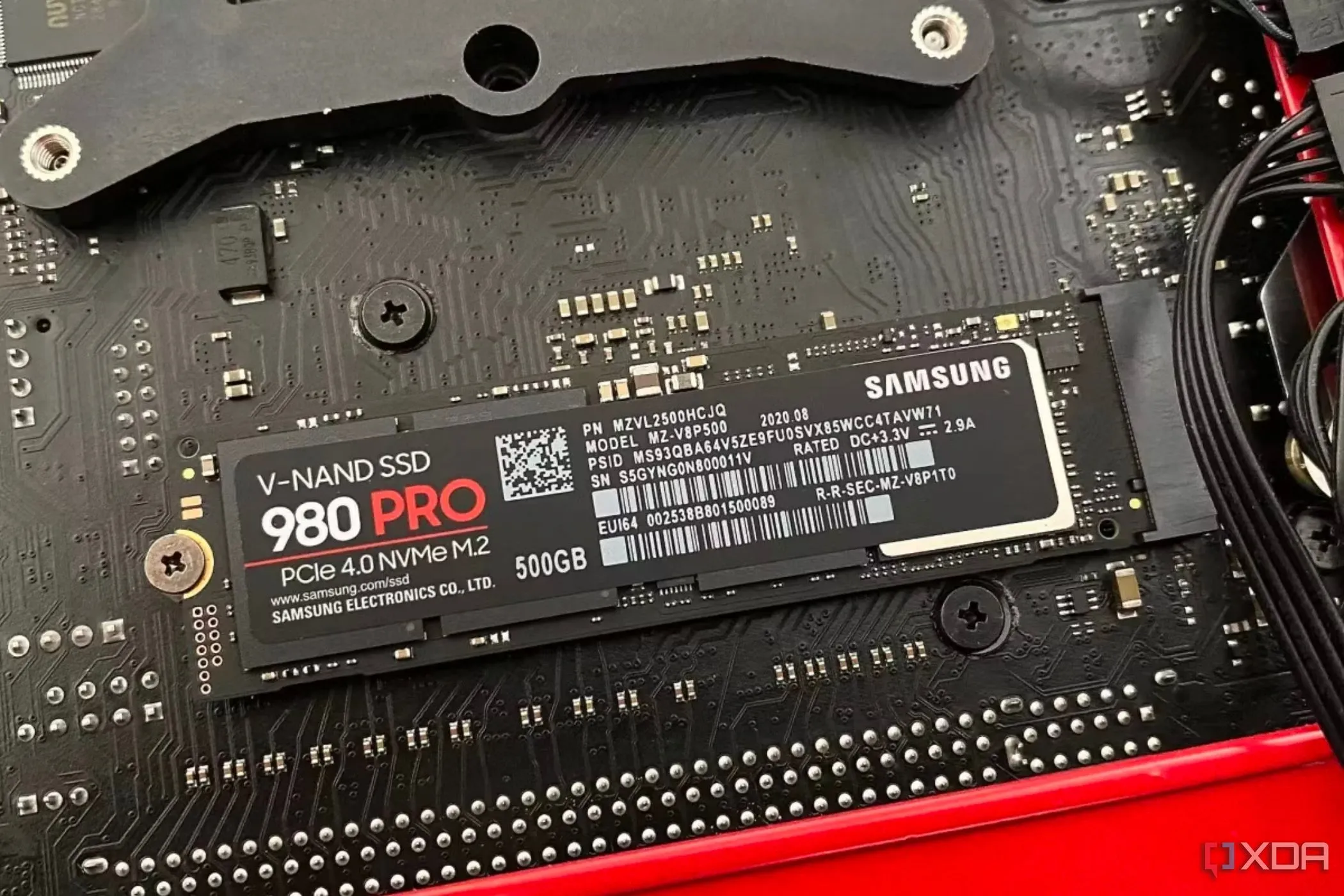 Ổ SSD Samsung 980 Pro được lắp trên bo mạch chủ