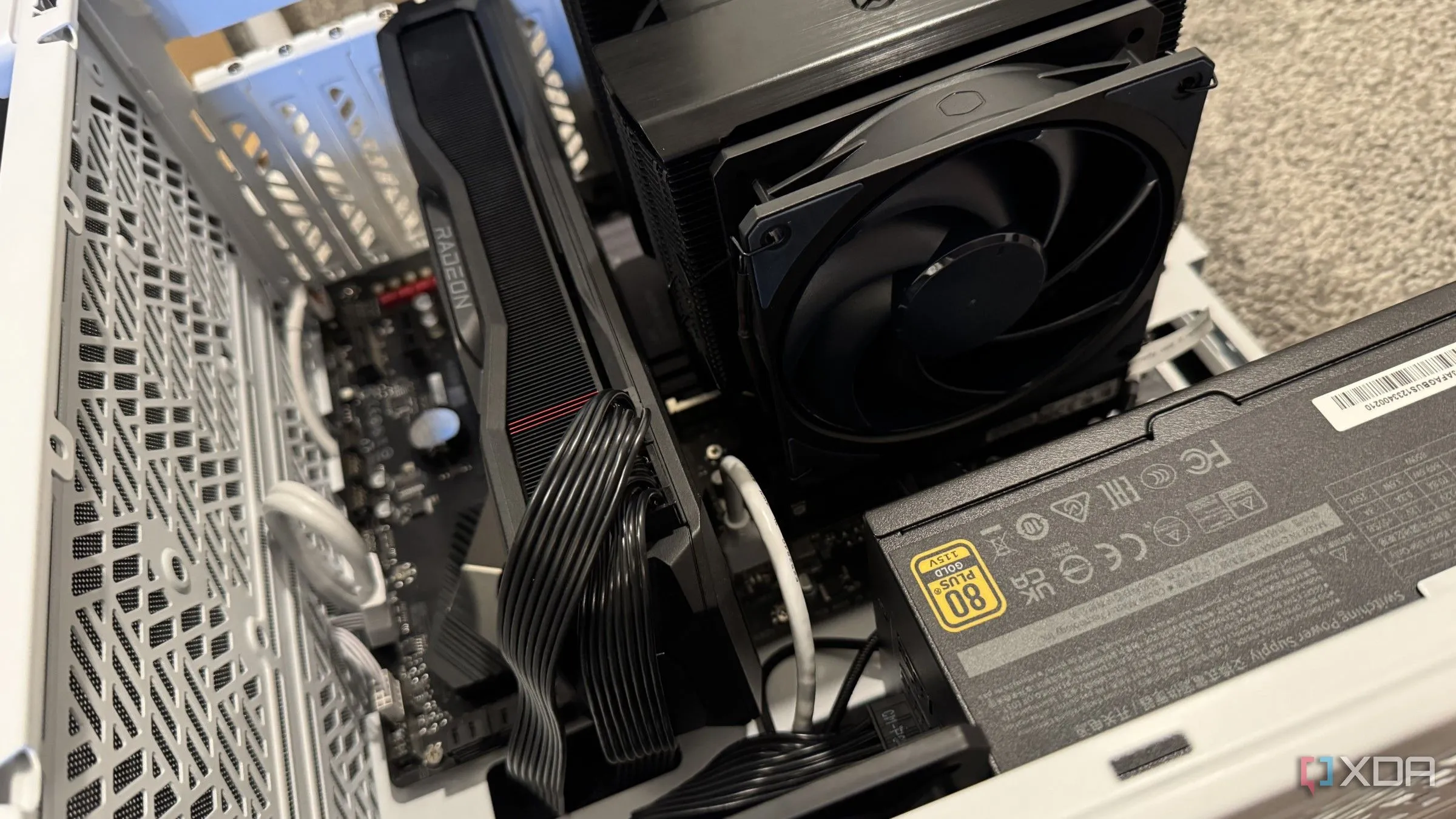 PC đang được lắp ráp với tất cả các cáp đã được cài đặt