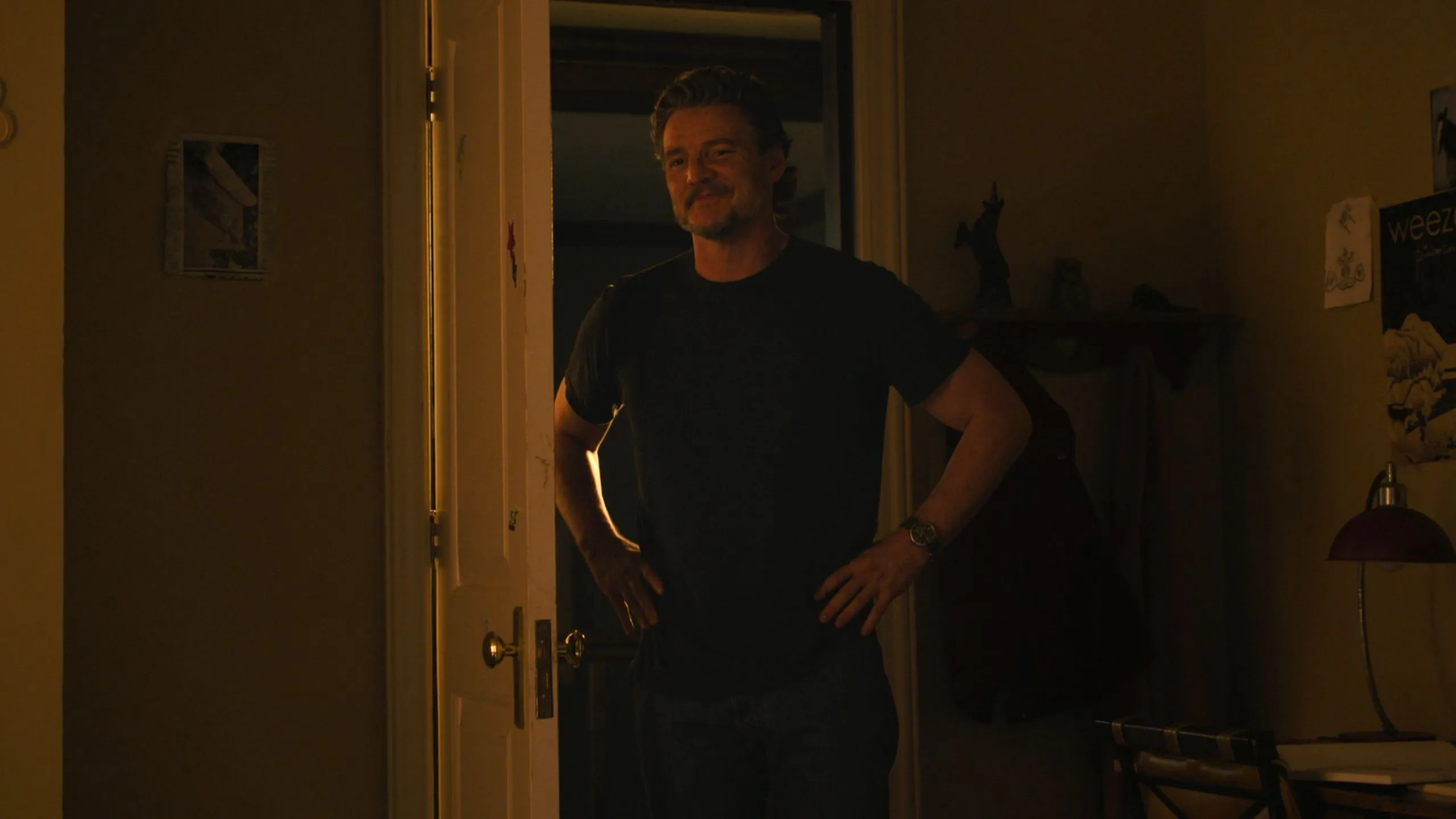 Pedro Pascal trong vai Joel mỉm cười trong phân cảnh hồi ức cuối cùng của The Last of Us Mùa 2 Tập 5