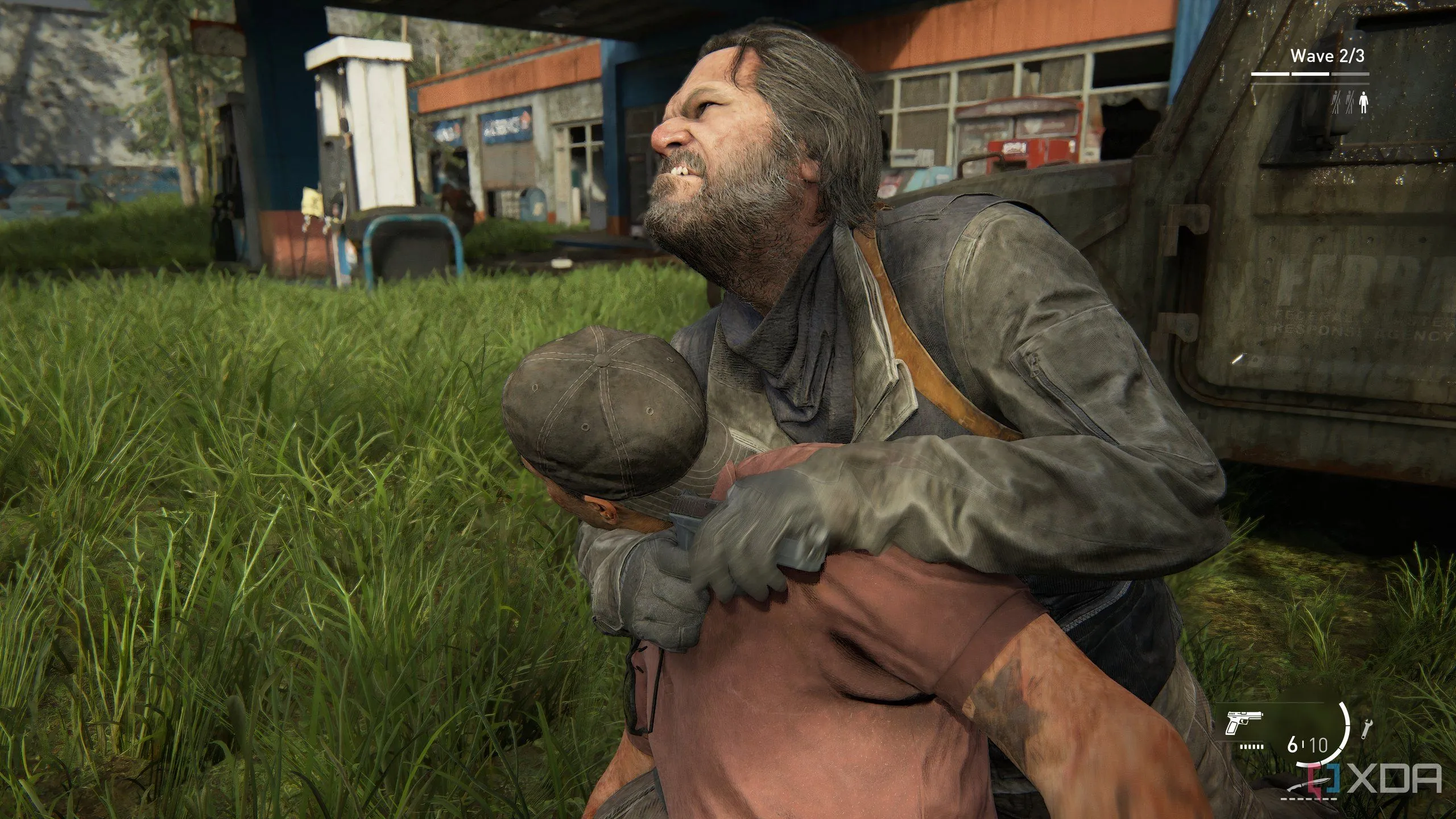 Phân cảnh gameplay trong The Last of Us Part II Remastered trên PC, cho thấy Abby đang thực hiện động tác tiêu diệt kẻ thù bằng cách siết cổ trong chế độ lén lút.