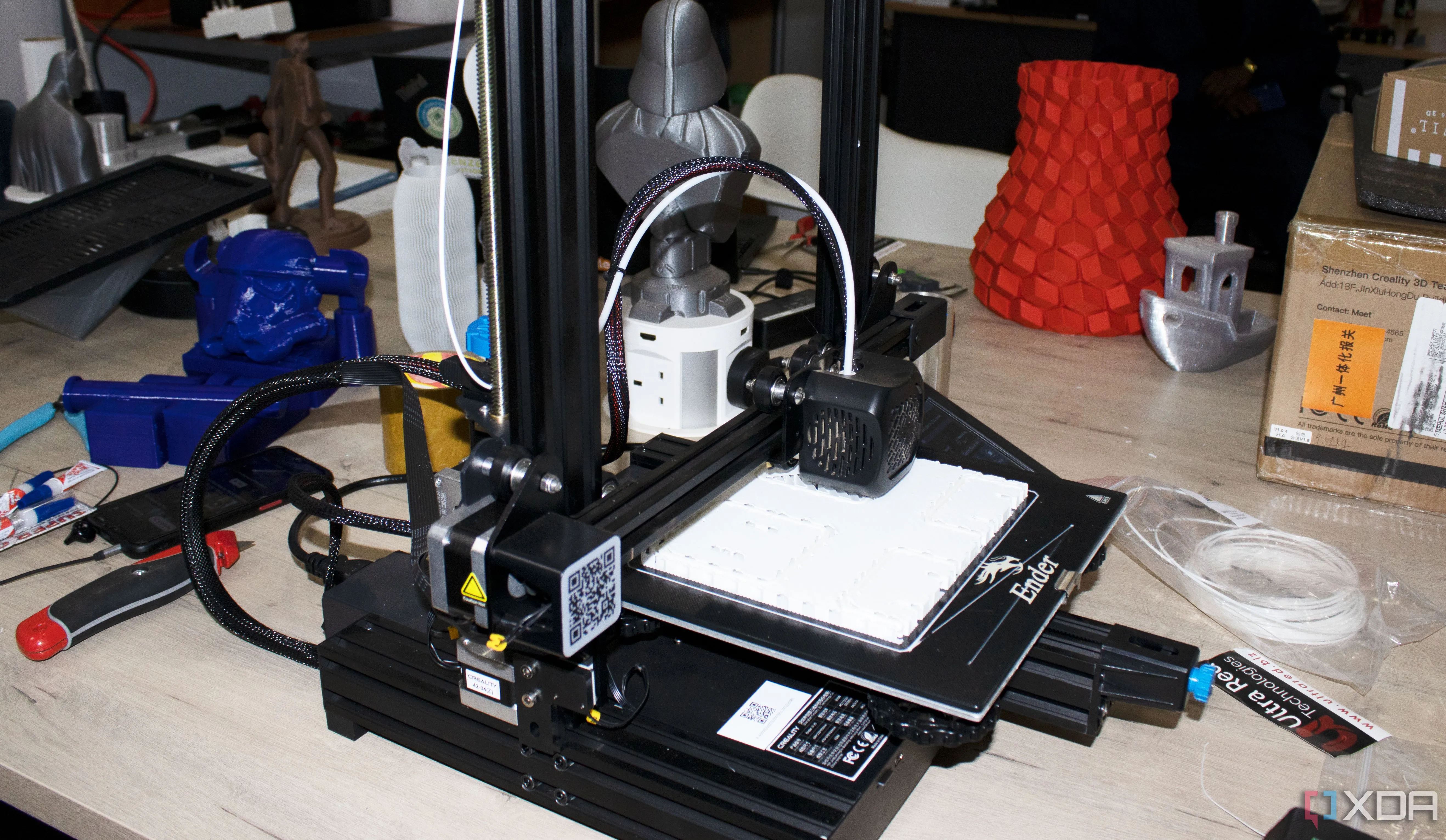Quá trình in 3D diễn ra chi tiết trên máy in, minh họa sự chính xác của công nghệ
