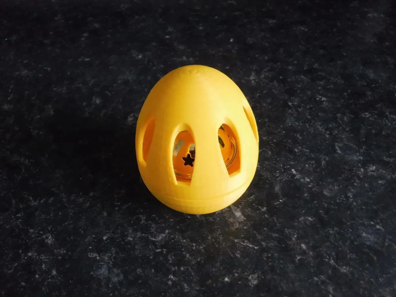 Quả trứng lắc lư in 3D màu xanh lá, một món đồ chơi đơn giản giúp thú cưng vui chơi và di chuyển
