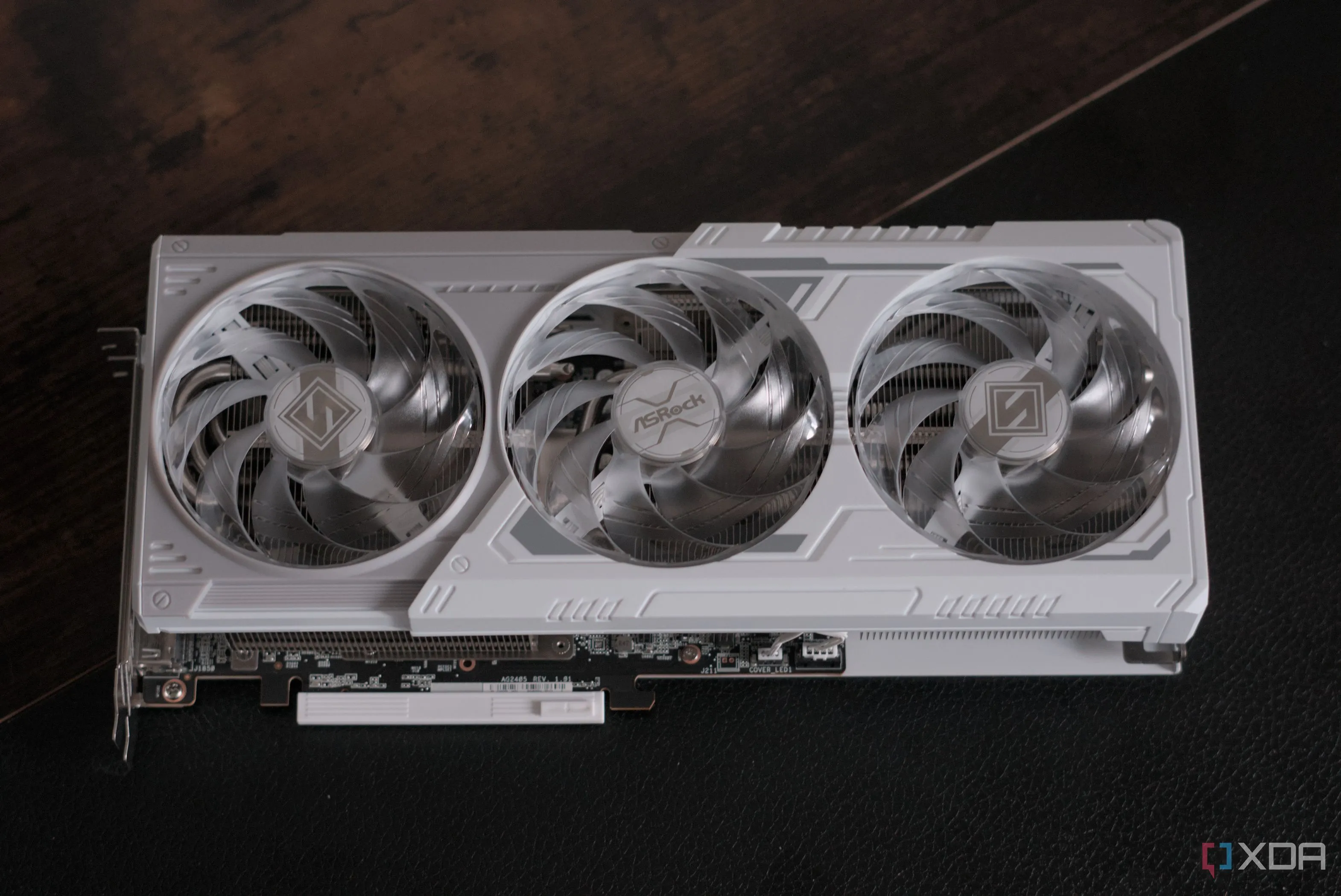 Quạt tản nhiệt ba cánh của ASRock Radeon RX 9070 Steel Legend nhìn từ trên xuống