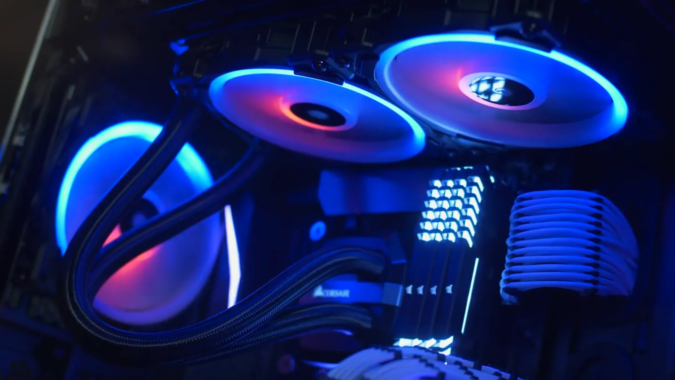 Quạt tản nhiệt Corsair LL120 RGB hiện đại trong vỏ case máy tính, minh họa giải pháp tối ưu luồng khí và tản nhiệt hiệu quả.