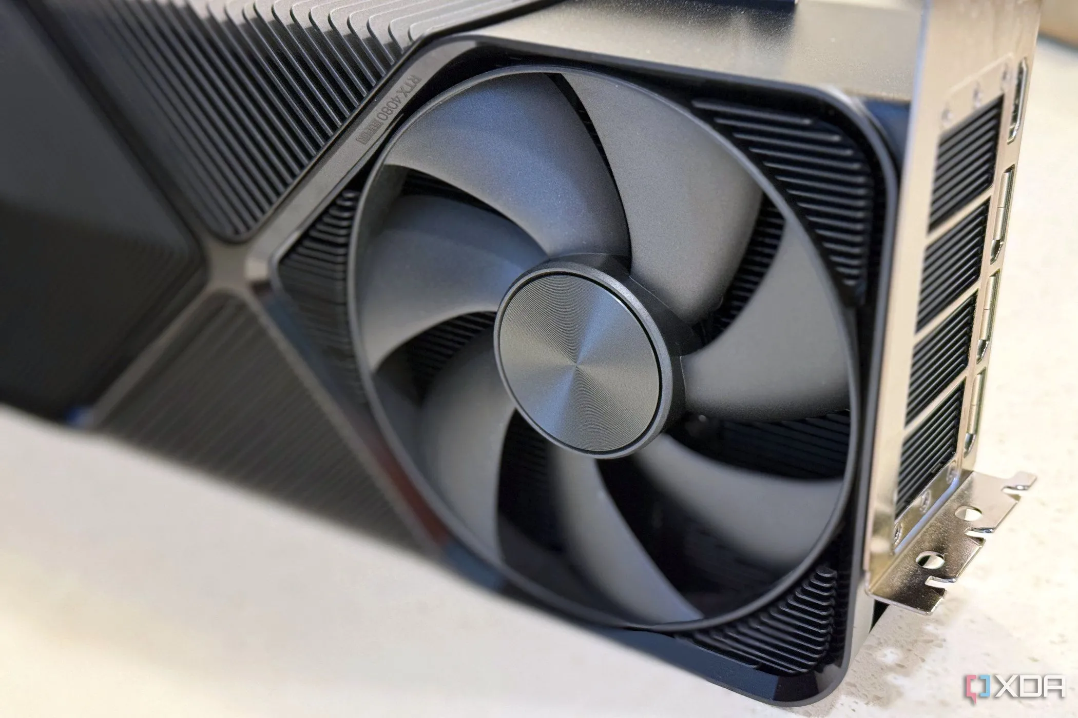 Quạt tản nhiệt của card đồ họa Nvidia GeForce RTX 4080 Super FE