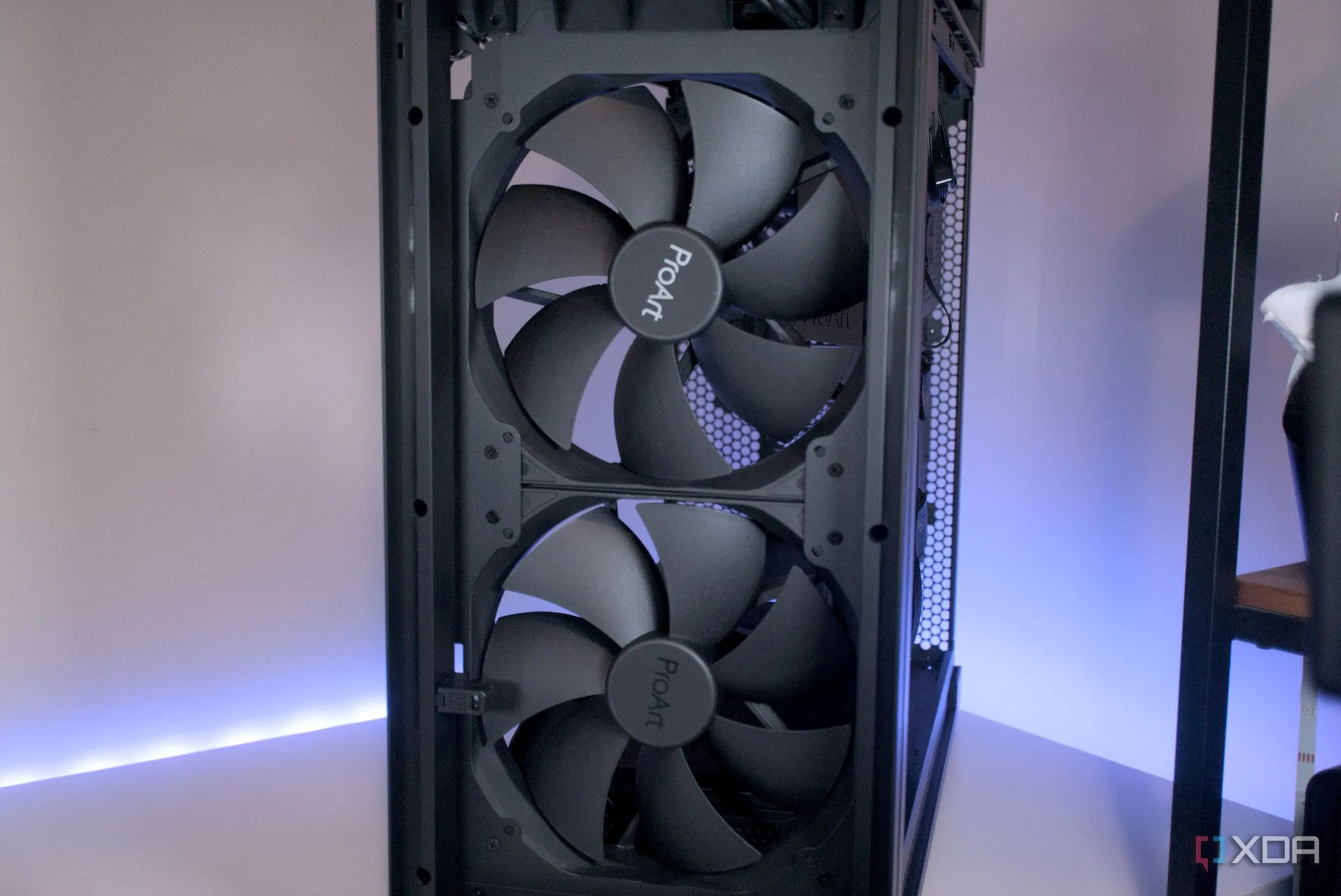 Quạt tản nhiệt lớn 140mm của vỏ máy Asus ProArt PA602 giúp làm mát hiệu quả và giảm tiếng ồn cho PC