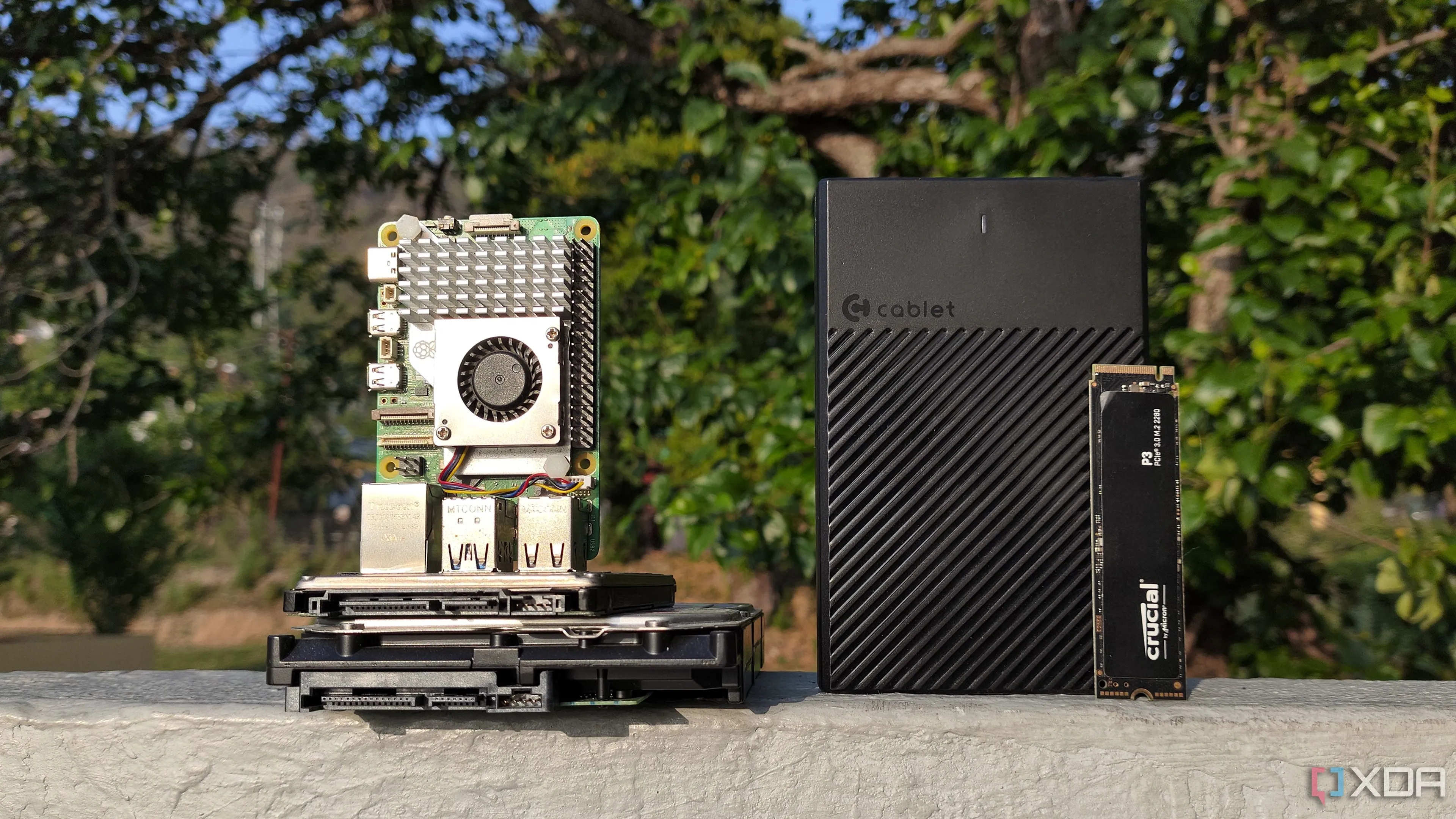 Raspberry Pi được đặt cạnh các ổ đĩa lưu trữ cho NAS