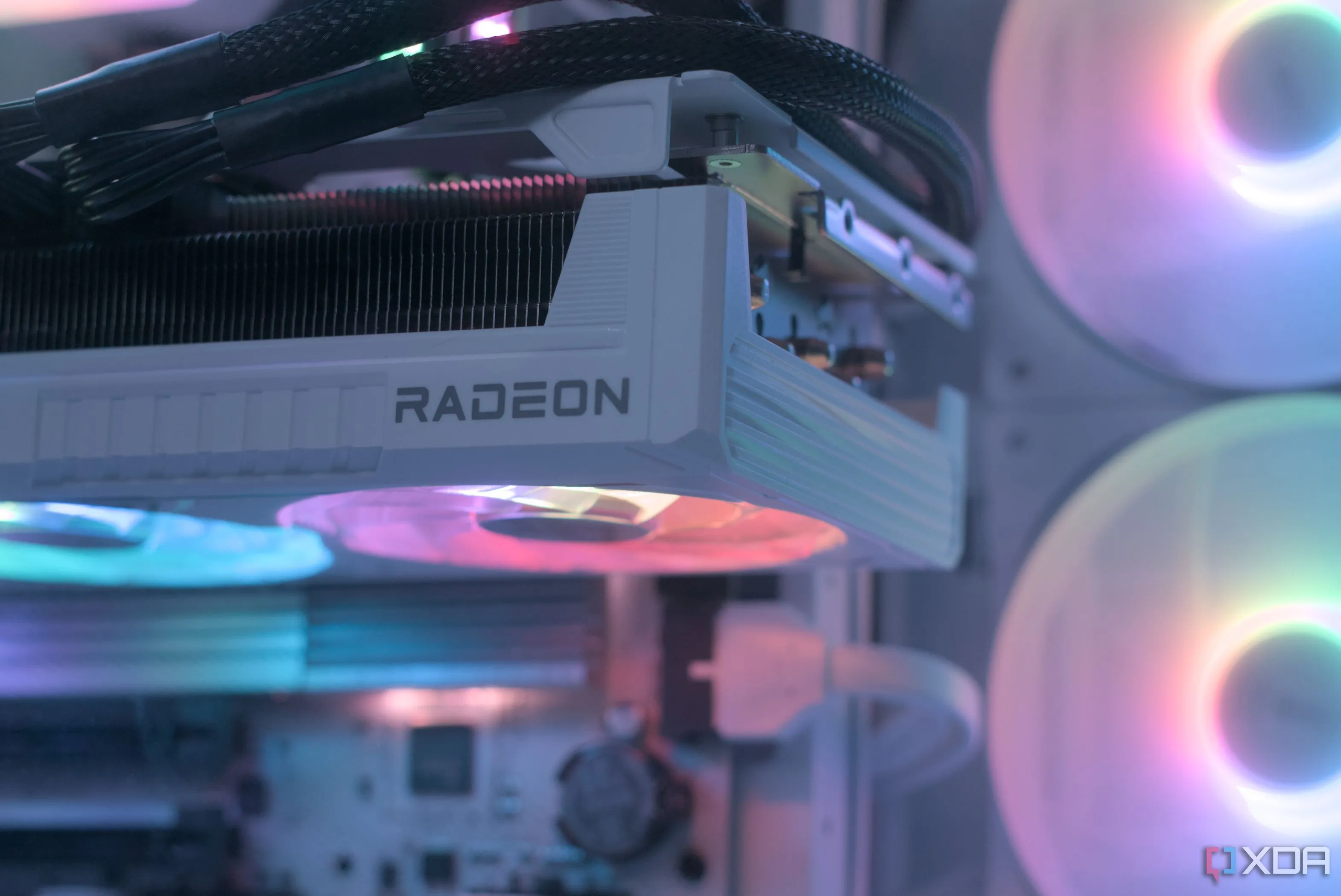 Rich Be Quiet PC với card đồ họa được lắp đặt, cho thấy khu vực cạnh GPU