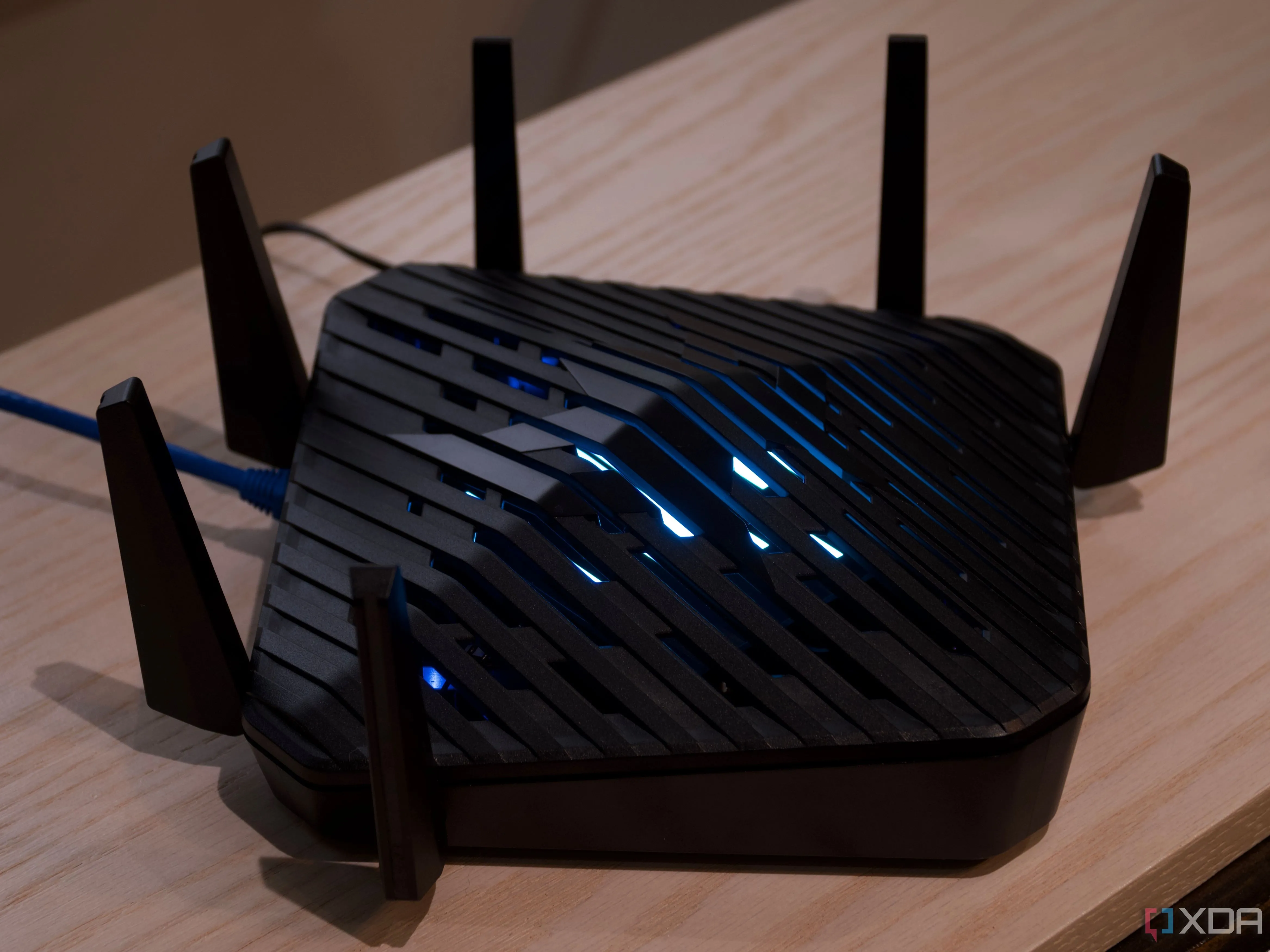 Router Acer Predator Connect W6 với đèn trạng thái sáng, biểu trưng cho thiết bị cần cập nhật firmware bảo mật