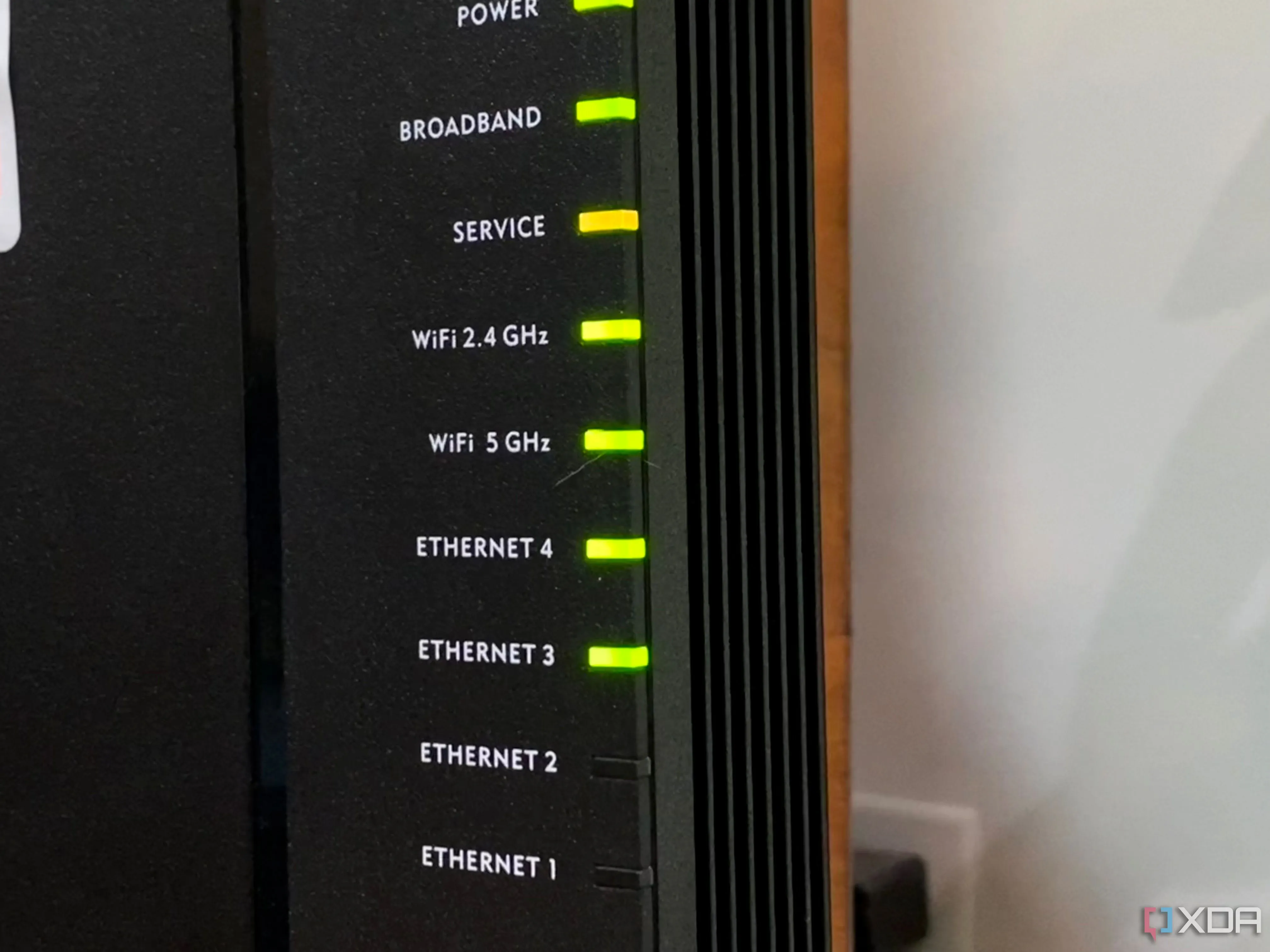 Router của nhà cung cấp dịch vụ internet (ISP) với các đèn trạng thái kết nối, biểu thị sự phụ thuộc và hạn chế về kiểm soát mạng.