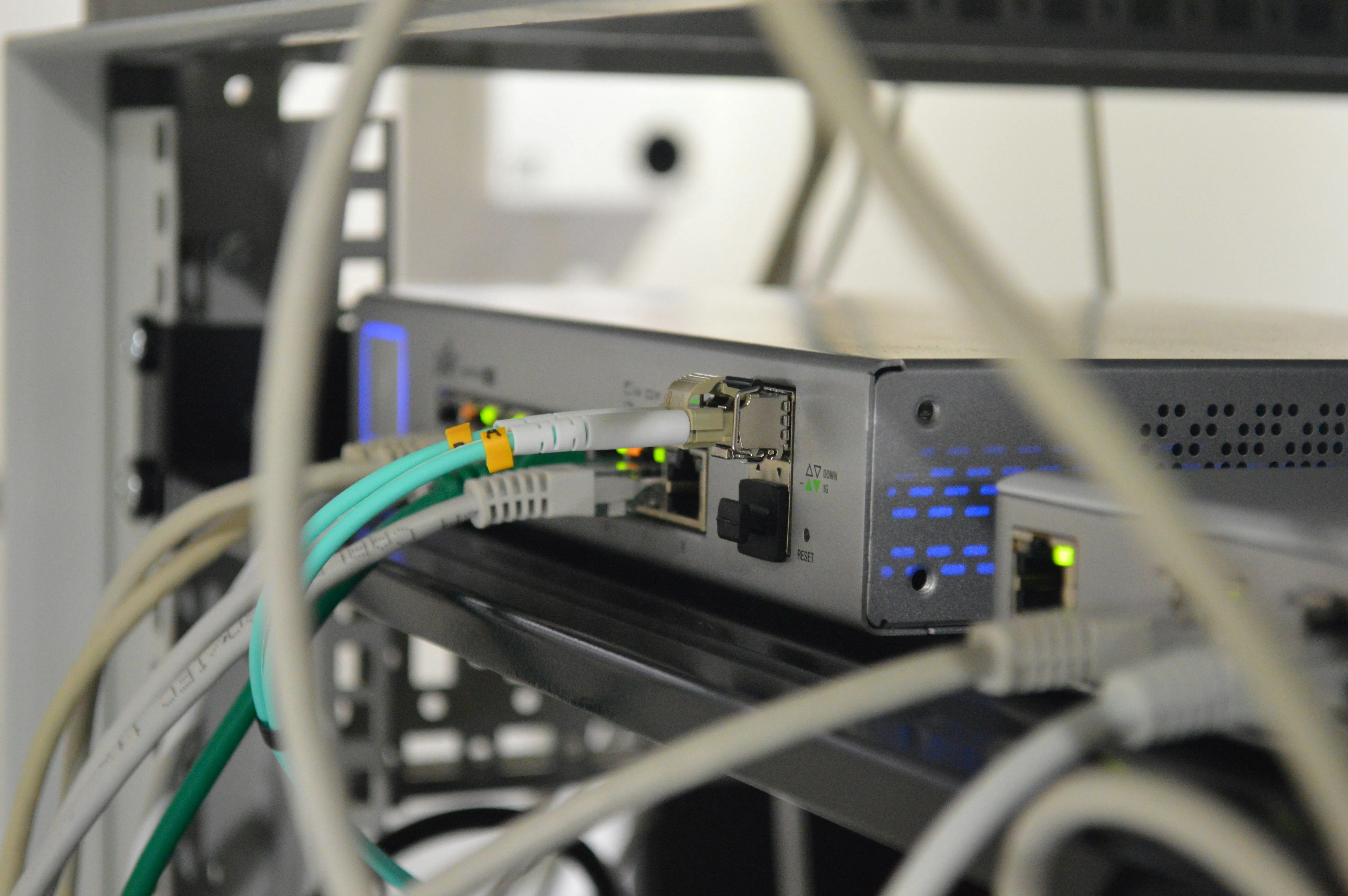 Router mạng gia đình hiện đại với nhiều ăng-ten, biểu tượng cho sự nâng cấp công nghệ