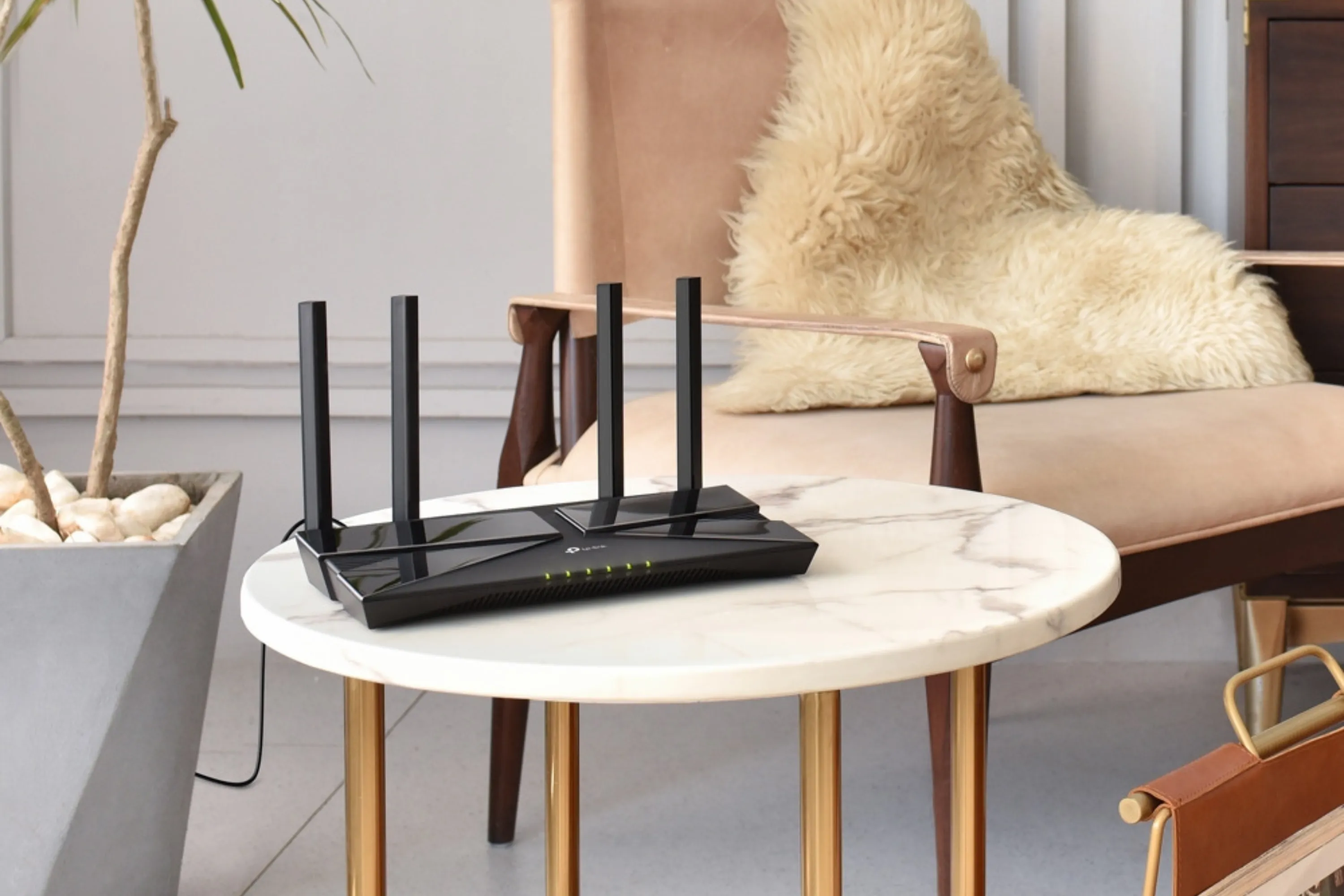 Router Wi-Fi 6 TP-Link AX1800, việc cắm dây Ethernet giúp đơn giản hóa quản lý mạng