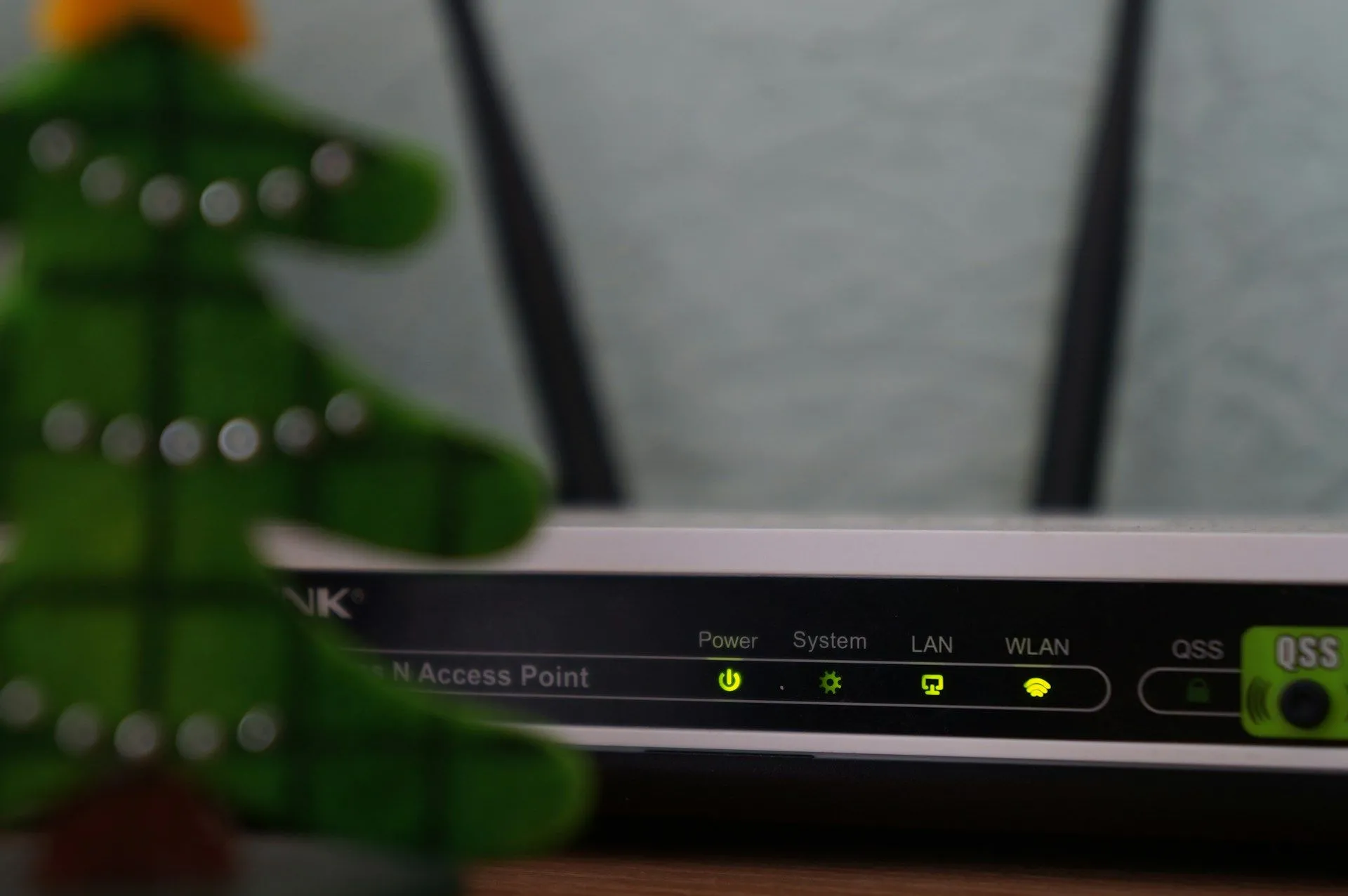 Router Wi-Fi hiện đại với các đèn báo trạng thái hoạt động trong môi trường gia đình