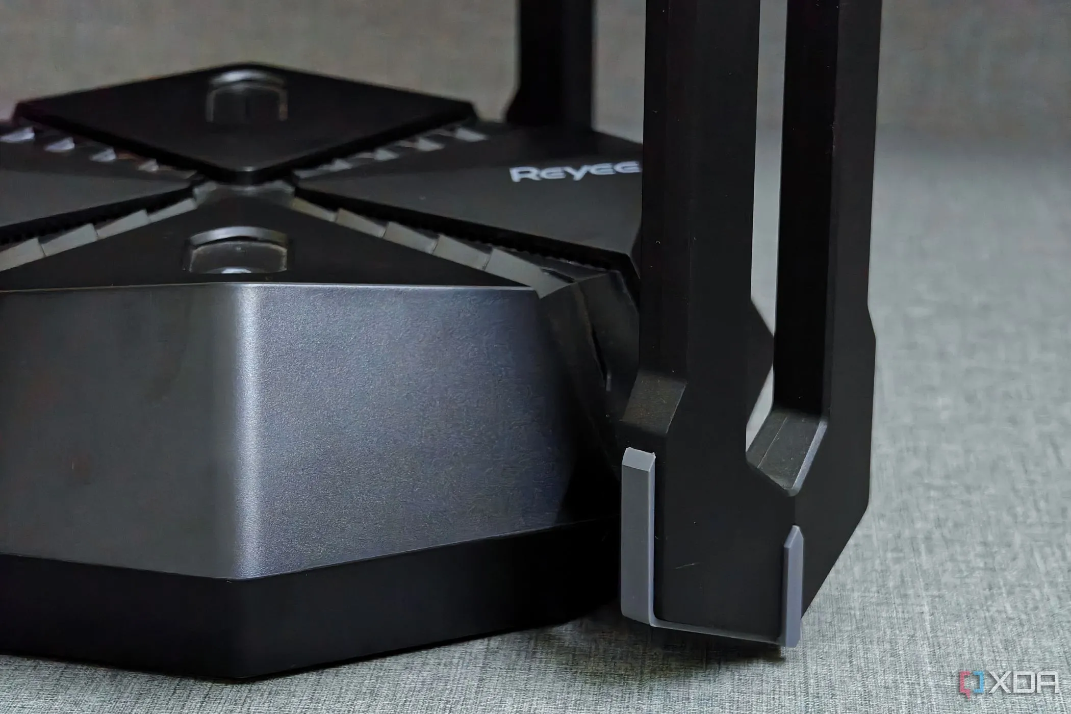 Router Wi-Fi Reyee E6 trên bàn làm việc giúp giảm thiểu nhiễu sóng khi kết hợp với Ethernet