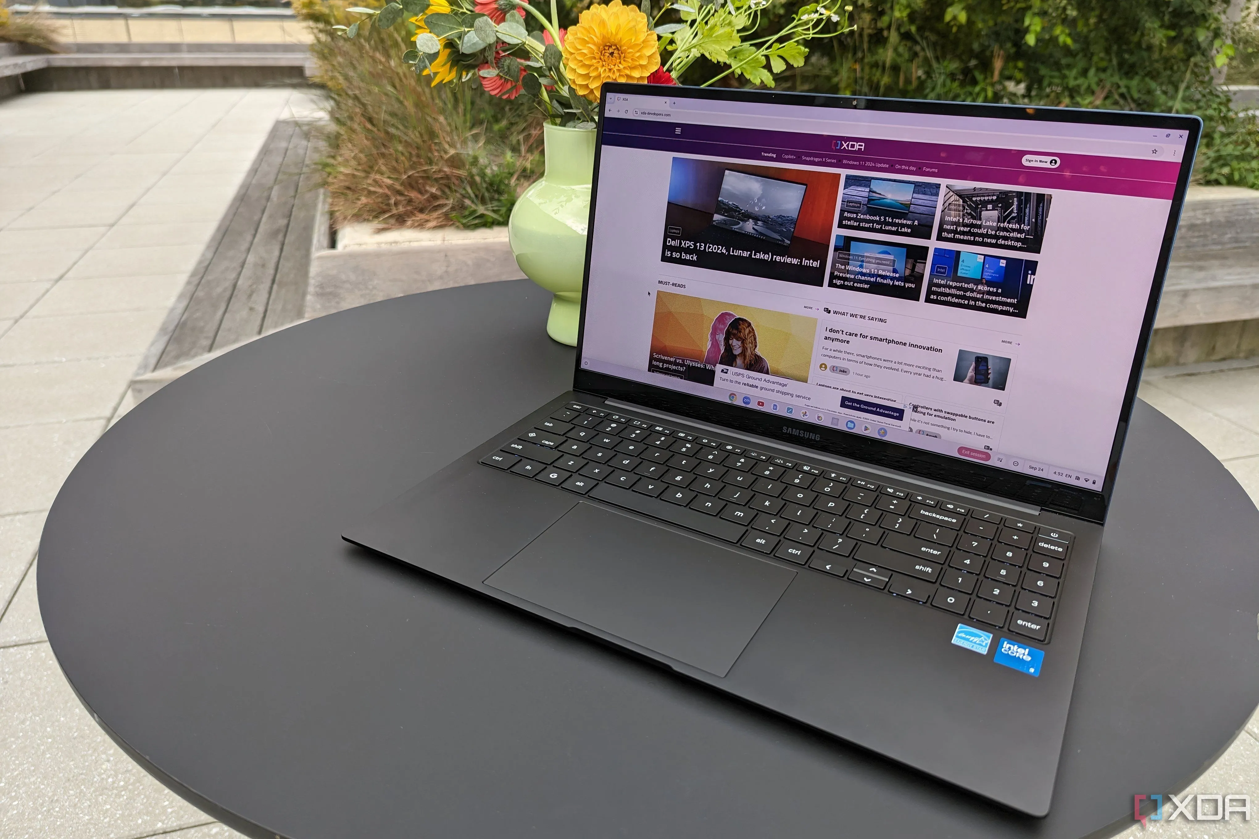 Samsung Galaxy Chromebook hiển thị một trang web với nhiều tab đang mở, minh họa khó khăn trong quản lý tab khi sử dụng ứng dụng web