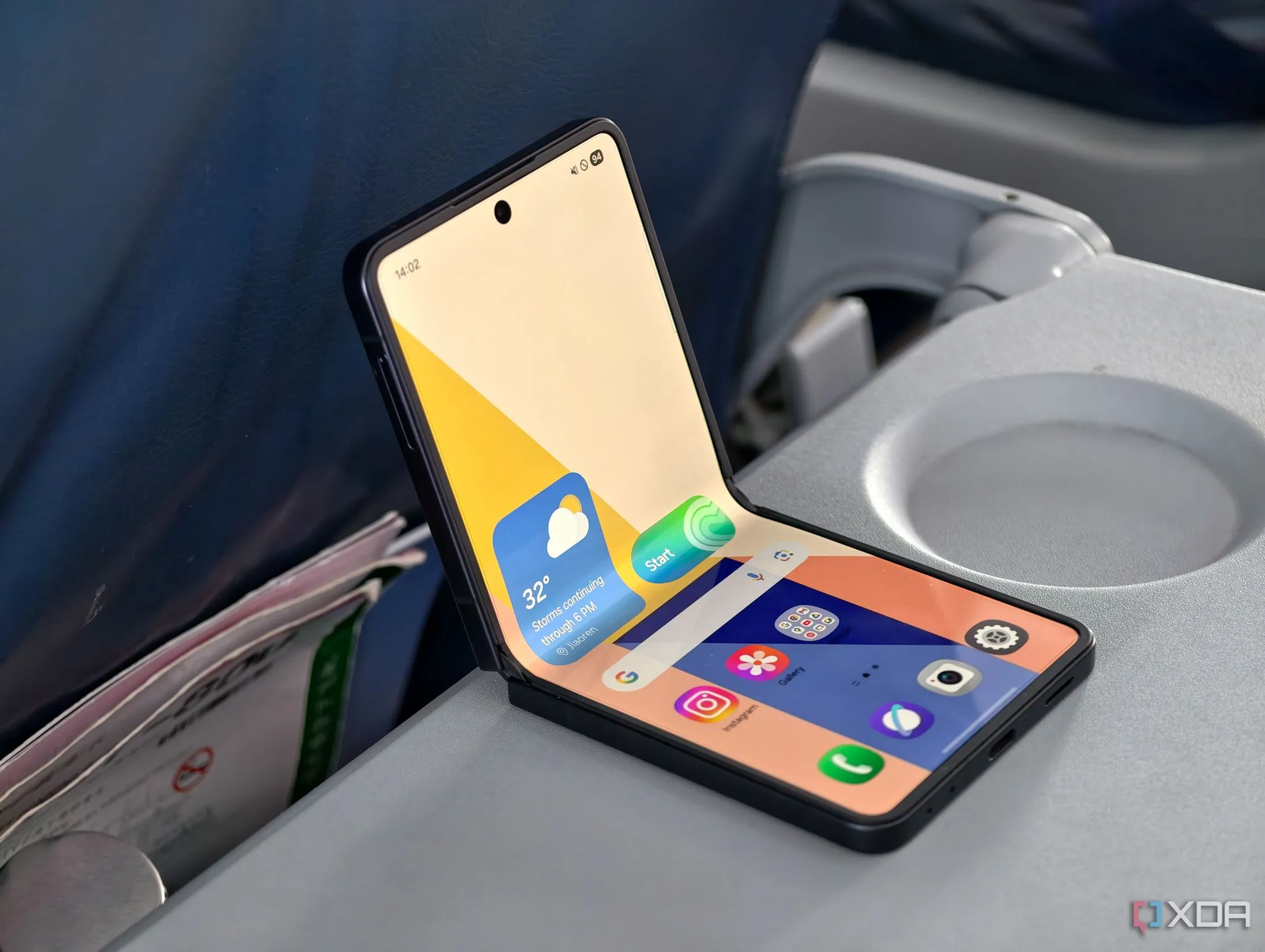 Samsung Galaxy Z Flip 7 mở ra với màn hình chính 6.9 inch hiển thị giao diện One UI