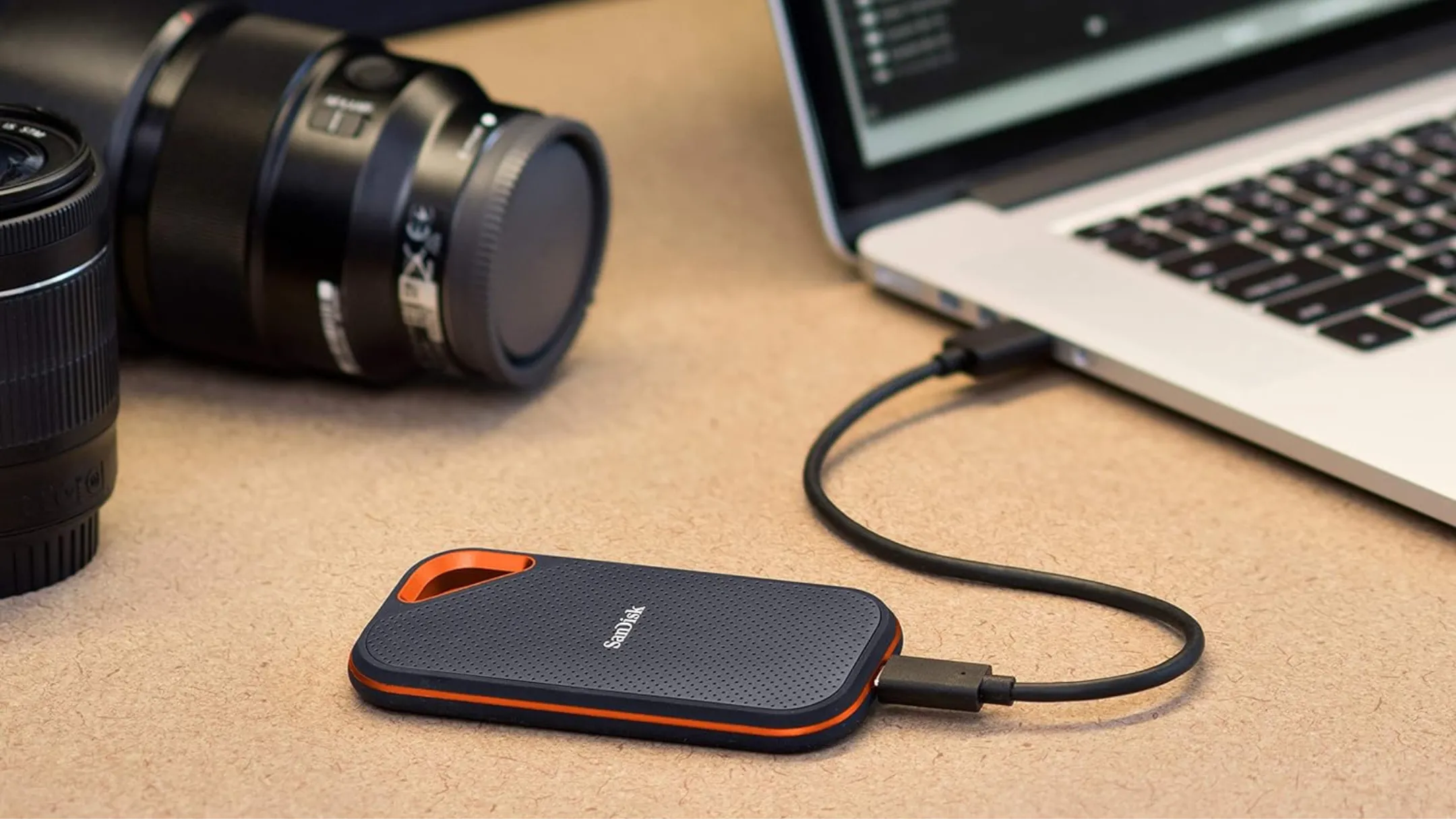 SanDisk Extreme Portable SSD bên cạnh laptop và máy ảnh thể hiện tính di động