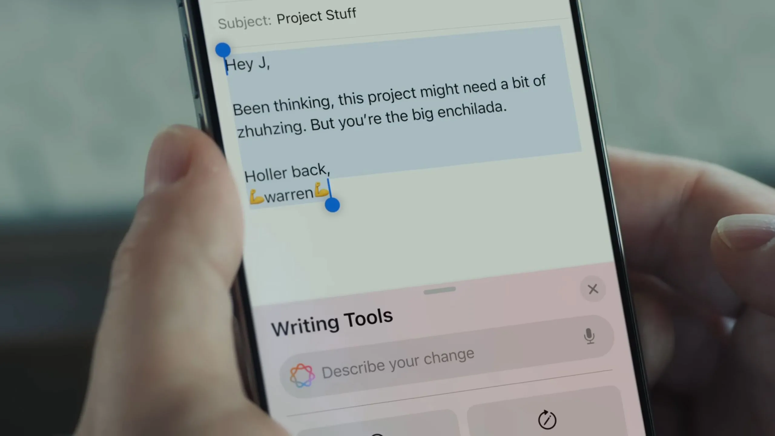 Screenshot của Apple Intelligence hiển thị các công cụ viết cho email gốc