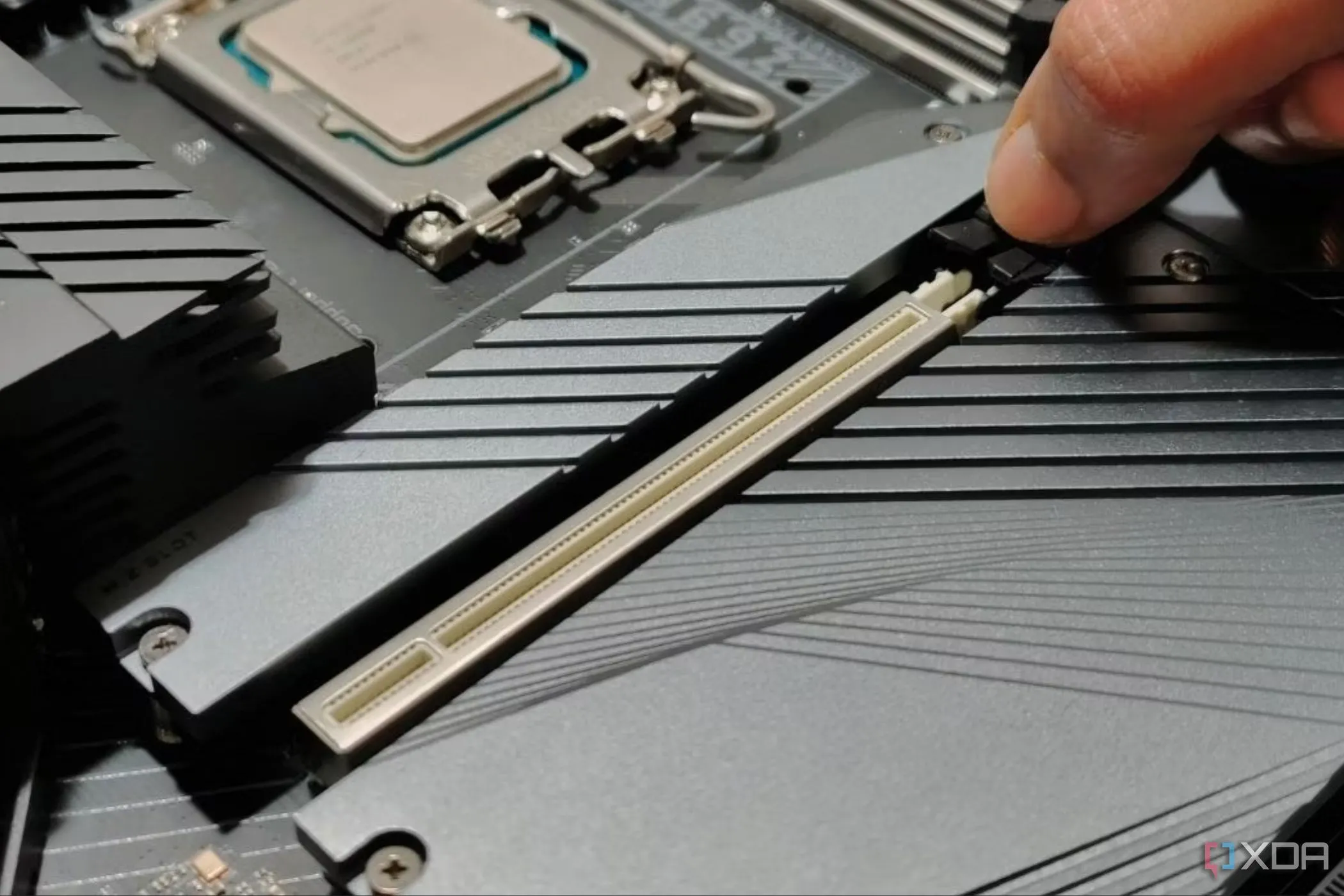 Sơ đồ khe cắm PCIe trên bo mạch chủ, đại diện cho kết nối của các loại ổ cứng hiện đại