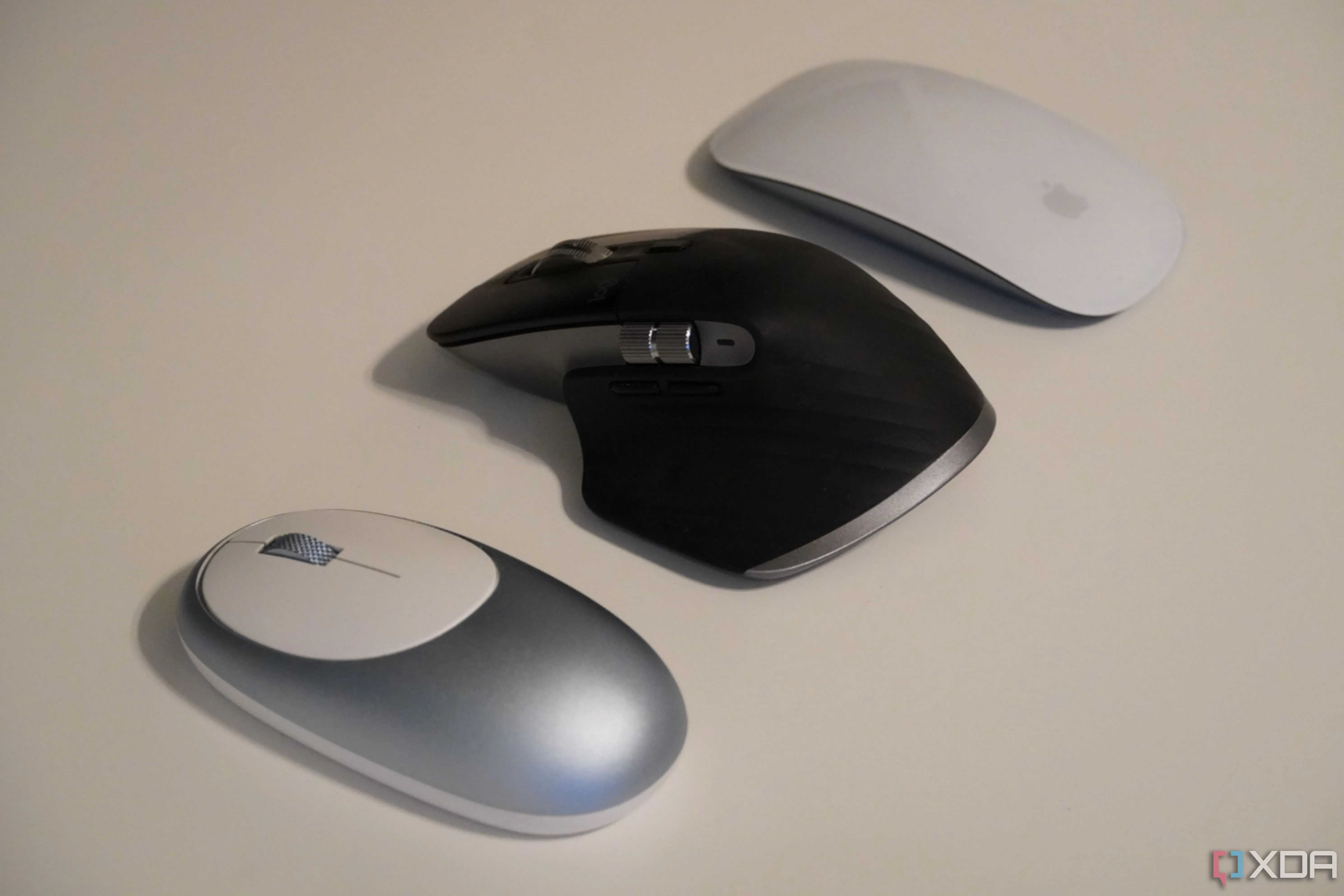 So sánh ba con chuột trên bàn làm việc, minh họa cho việc sử dụng chuột duy nhất với Mouse Without Borders trên Windows.