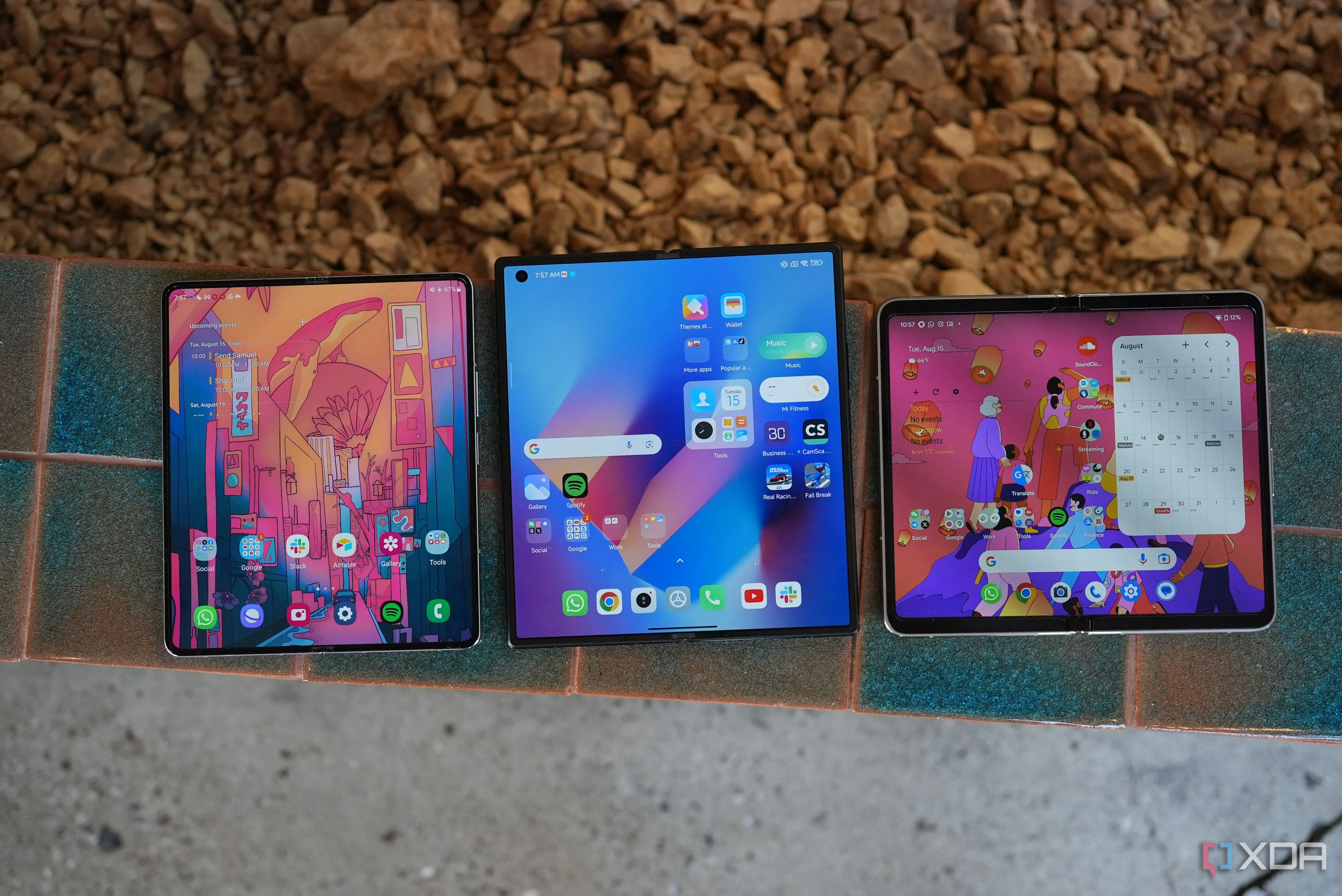 So sánh các mẫu điện thoại gập như Galaxy Z Fold 5, Pixel Fold và Xiaomi Mix Fold 3, minh họa sự phát triển của thị trường smartphone gập.