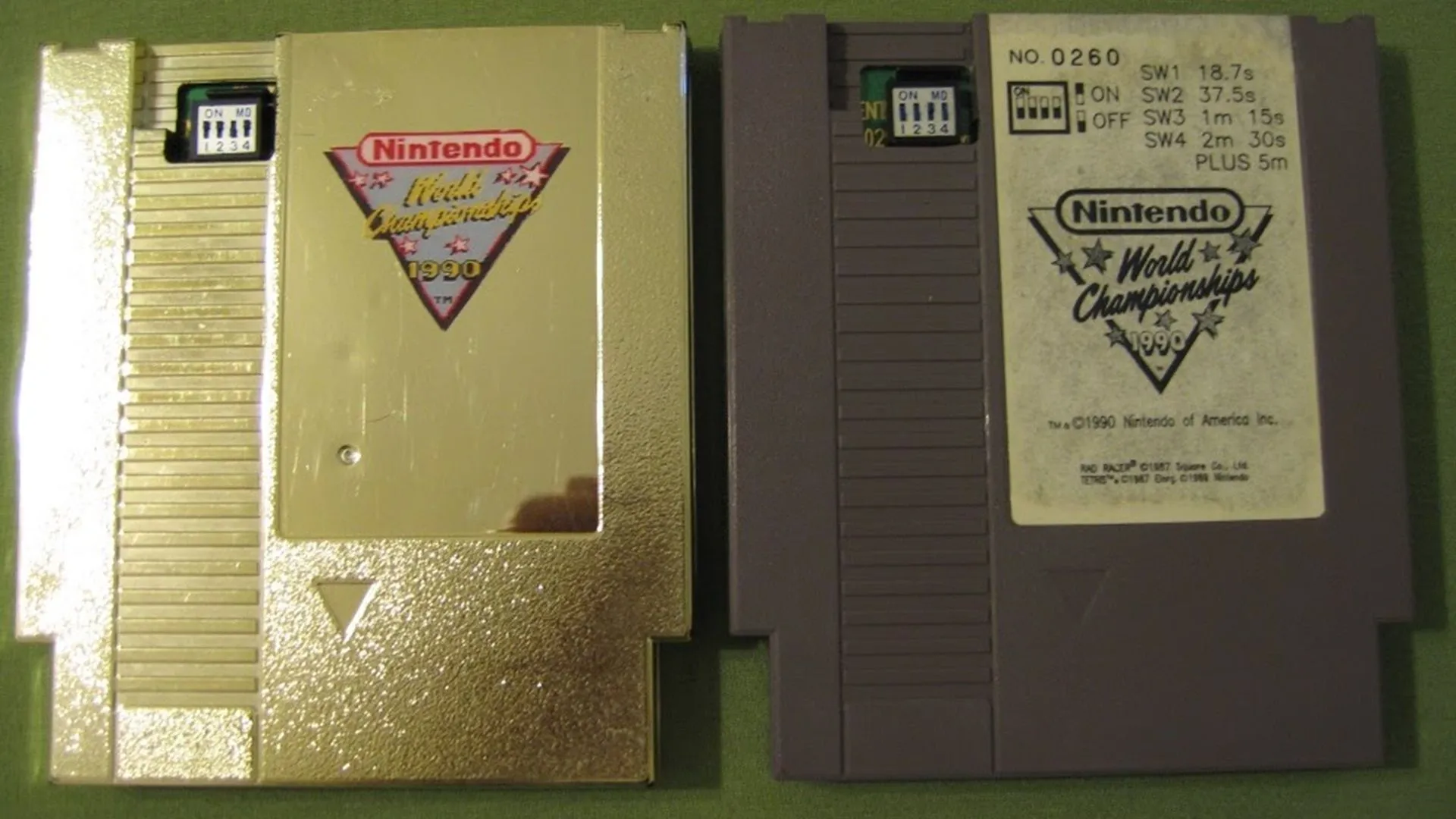 So sánh cuộn game Nintendo World Championships phiên bản tiêu chuẩn và phiên bản vàng cực hiếm