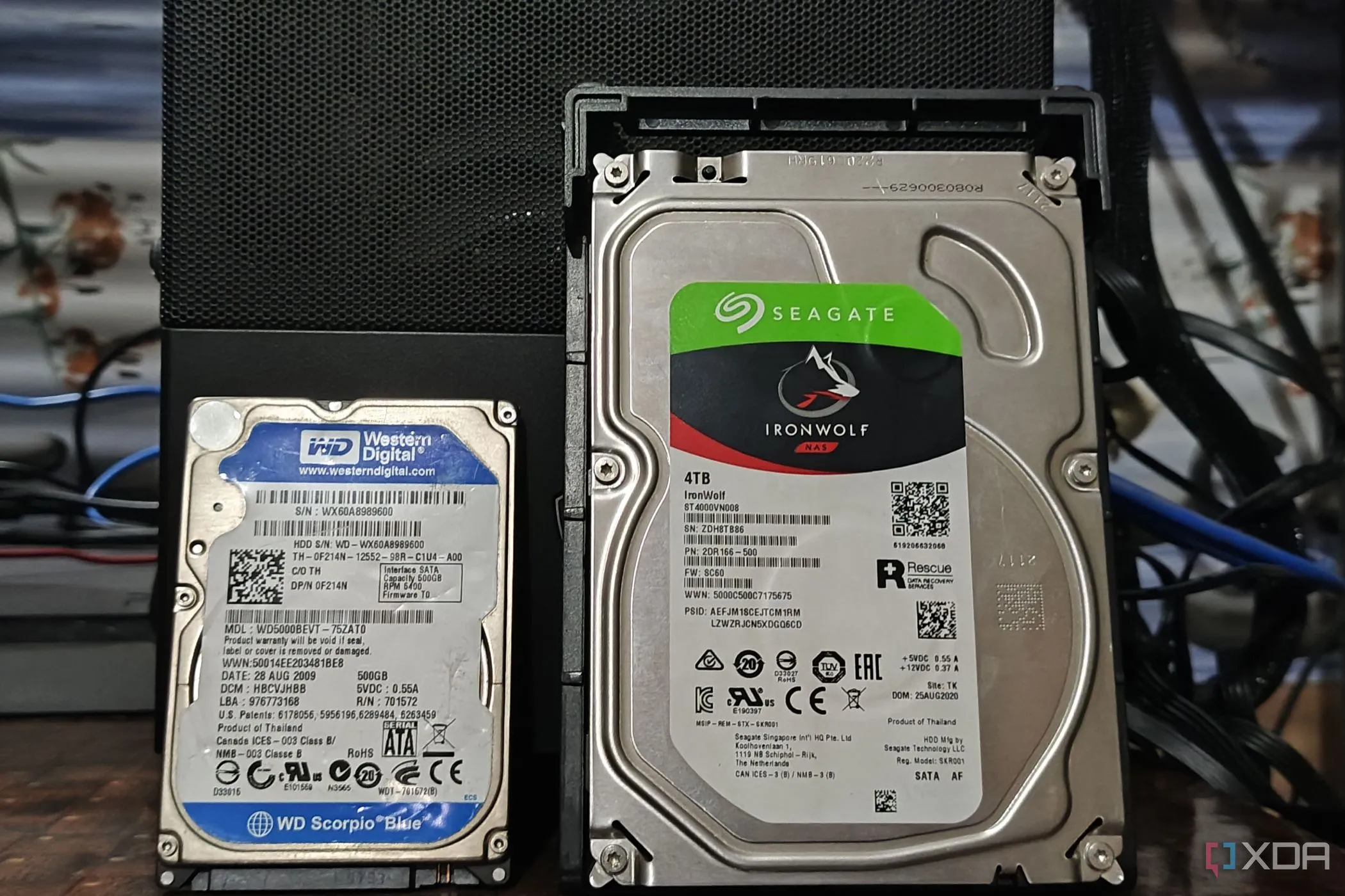 So sánh ổ cứng HDD Seagate IronWolf 4TB và WD Blue 500GB, minh họa cho việc giảm thiểu HDD để xây dựng PC yên tĩnh