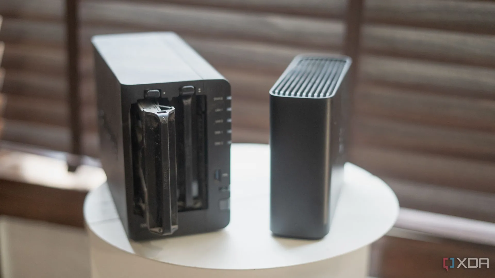So sánh Synology Beestation và khay ổ đĩa NAS, minh họa tầm quan trọng của NAS trong mạng gia đình hiện đại